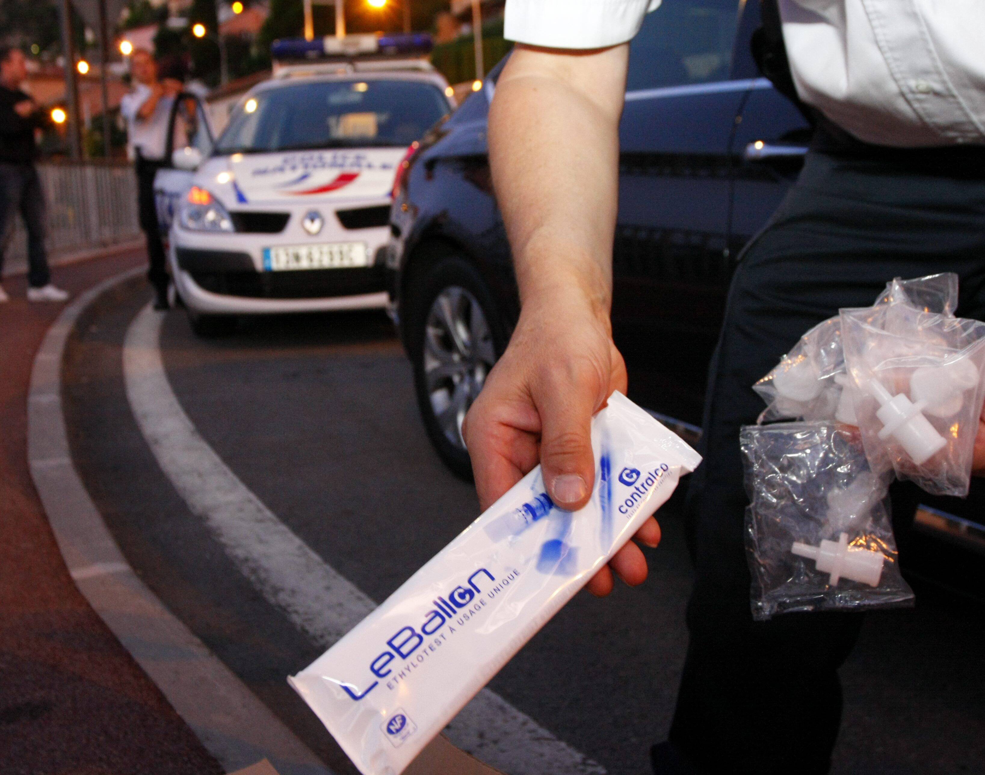 "Gêné par son bracelet électronique", il ne parvient pas à freiner et emboutit une voiture à Antibes