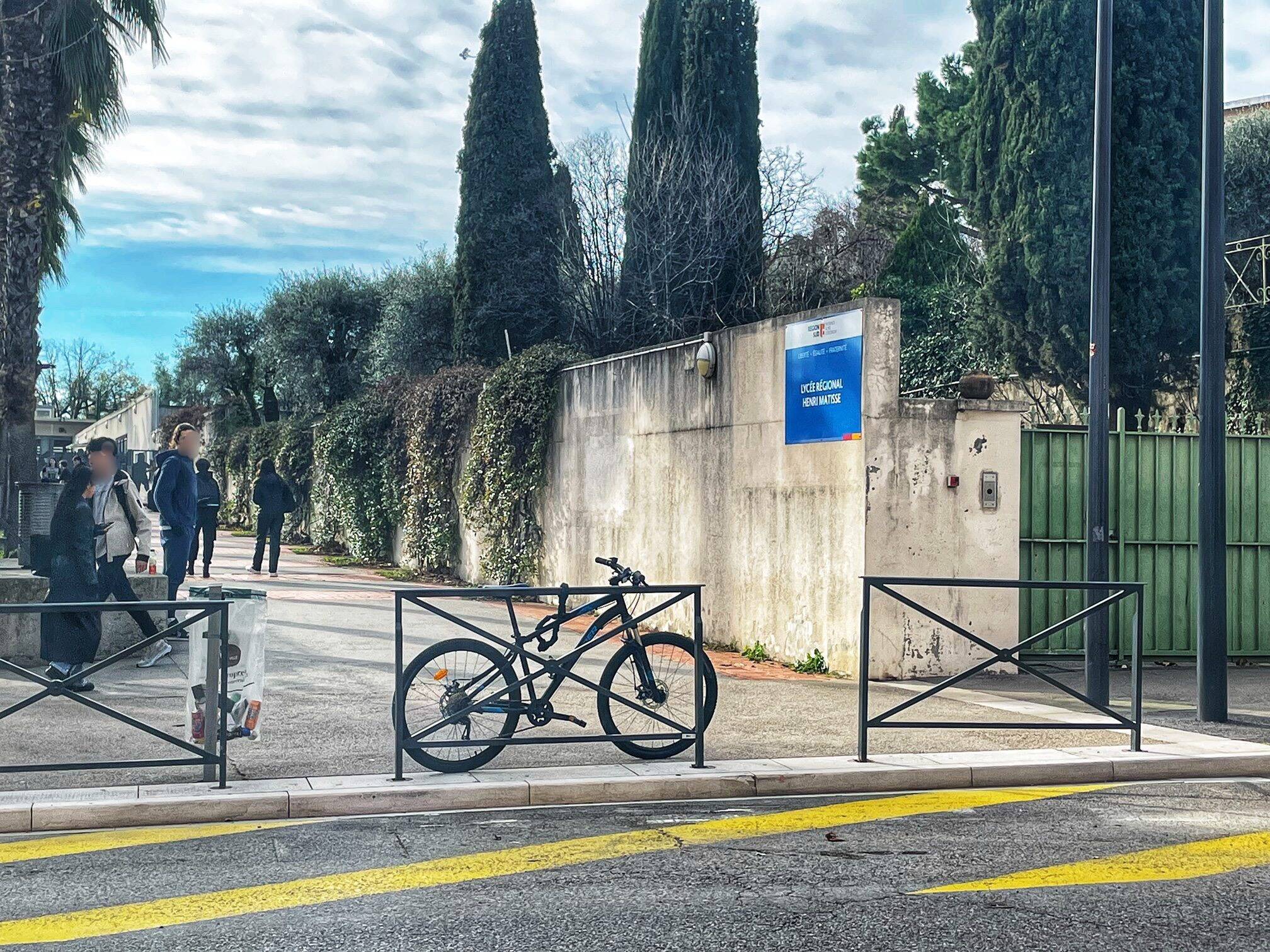 "On peut voir l'effacement des disparités sociales mais aussi une liberté dont on nous prive": que pensent les lycéens de l'uniforme obligatoire?
