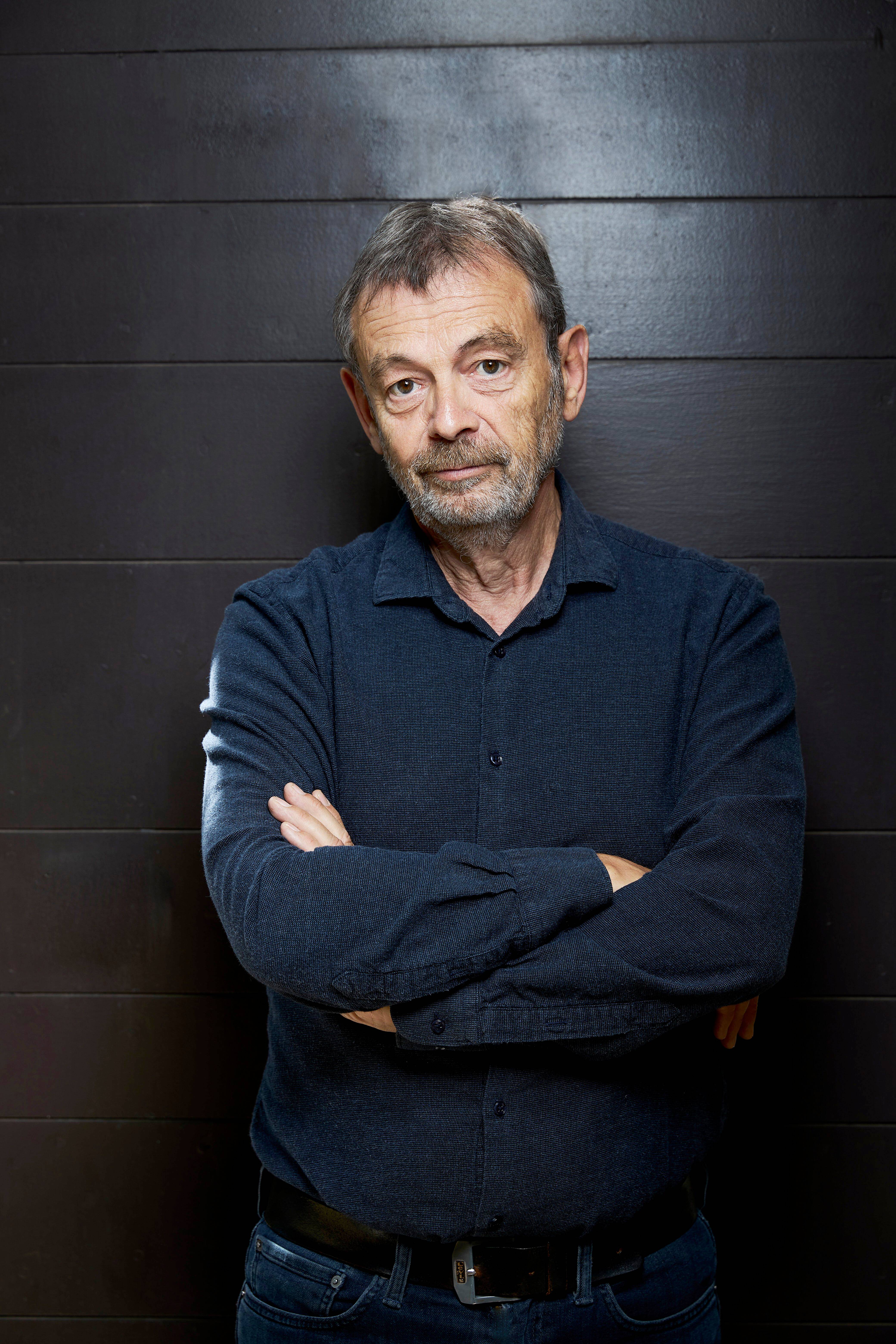 "Les femmes étaient dans des conditions tragiques, avec un acharnement masculin sur l'avortement terrible": Pierre Lemaitre poursuit sa saga sur le XXe siècle