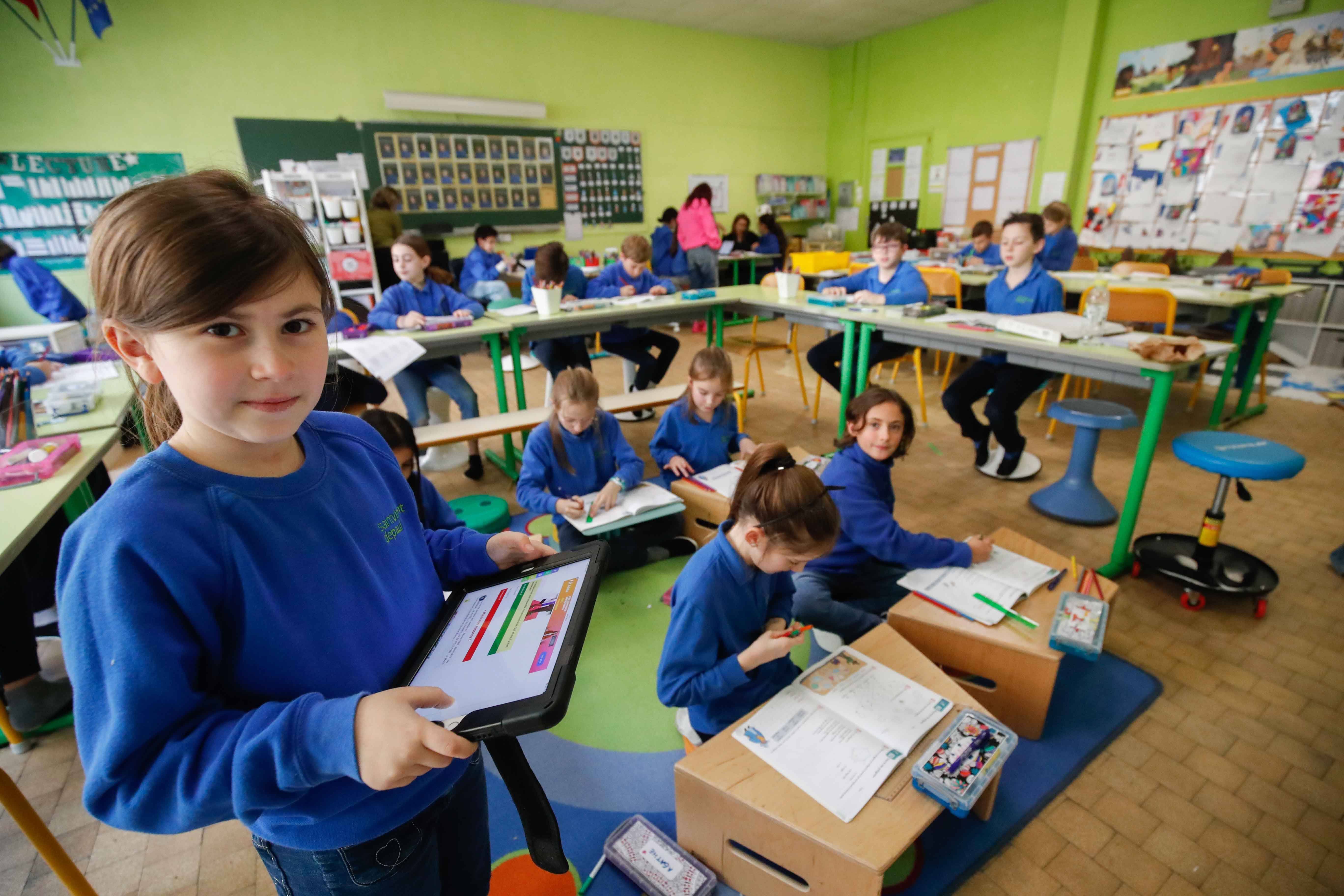 "On est là pour apprendre, pas pour se regarder": comment cette école de Nice a changé les mentalités avec ses tenues uniformisées