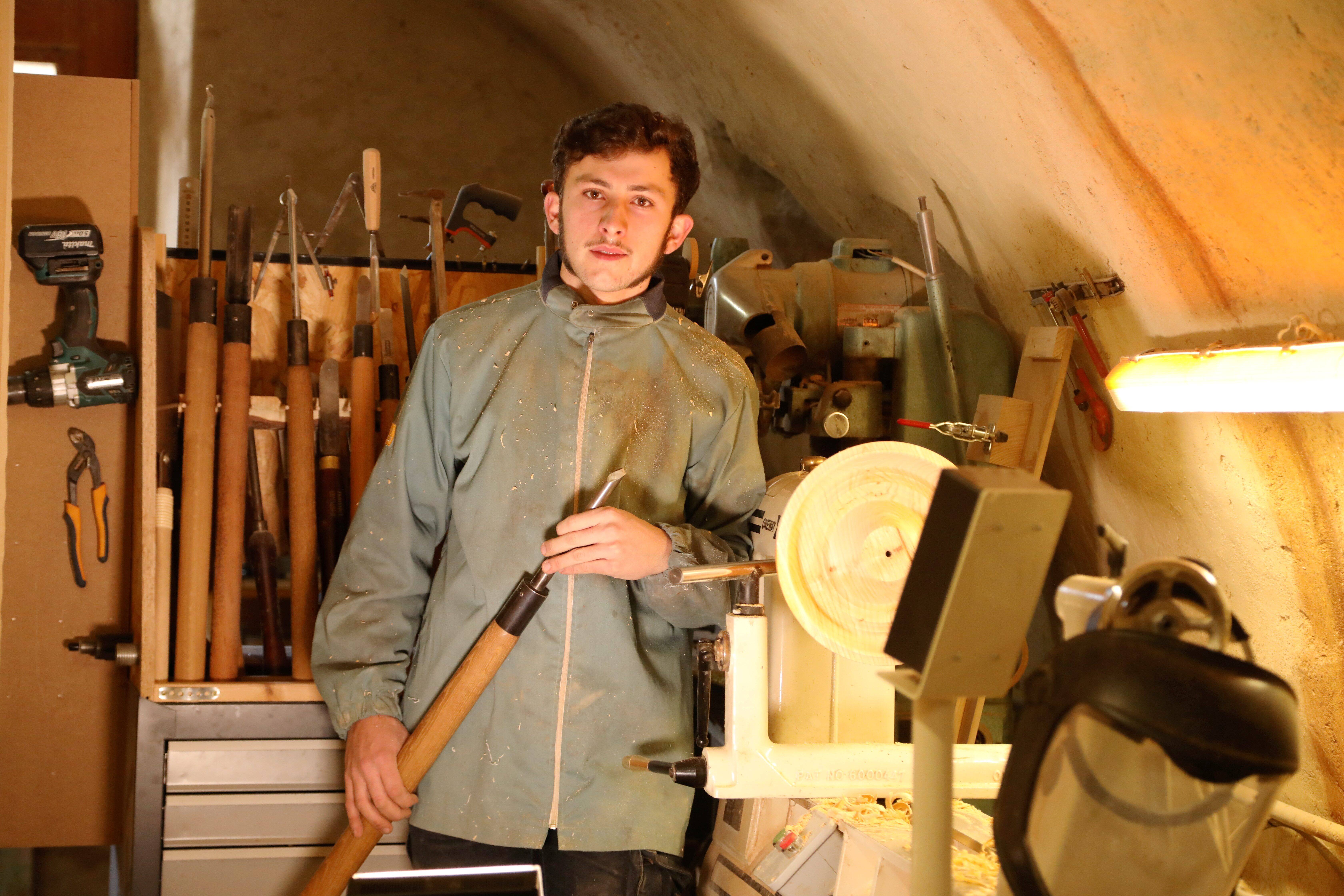 Tom Le Baron Ramel: le jeune homme qui fait naître des objets au tour à bois