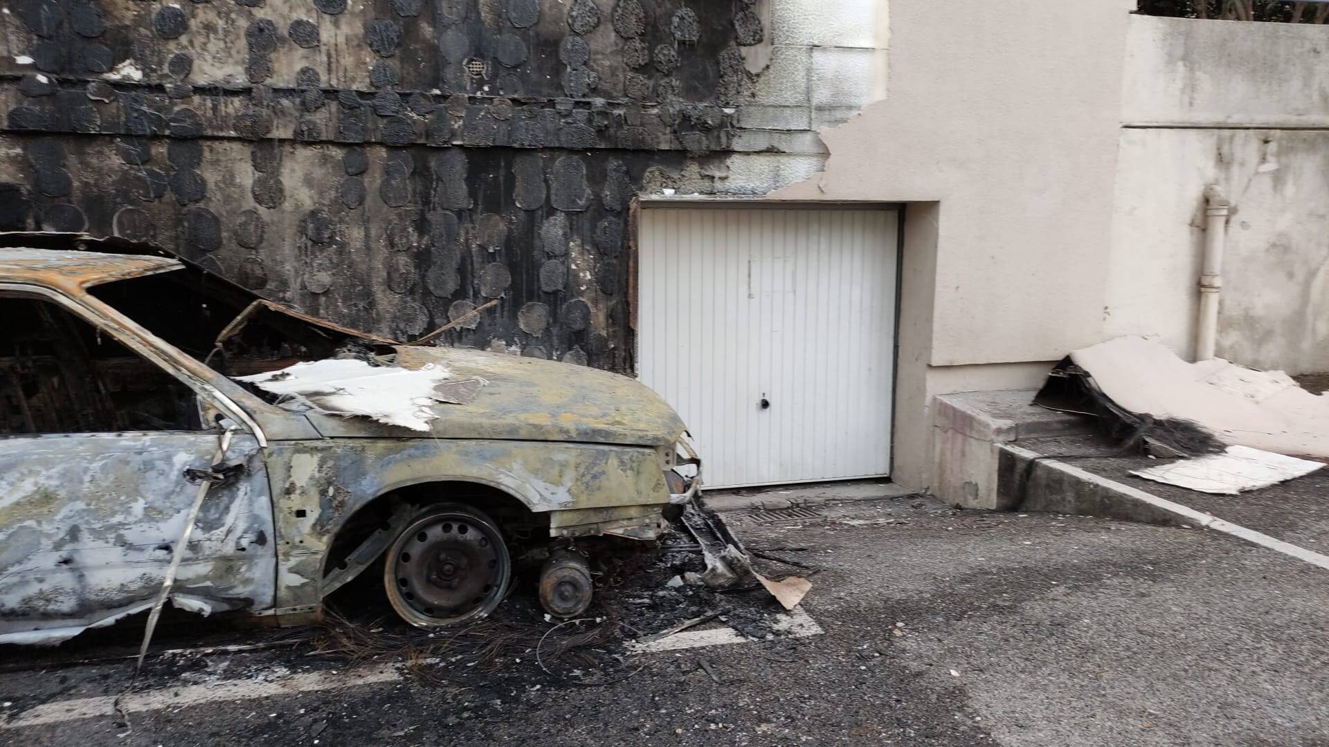 Les feux de voitures se multiplient dans ce quartier de Nice: vers la piste d'un incendiaire?