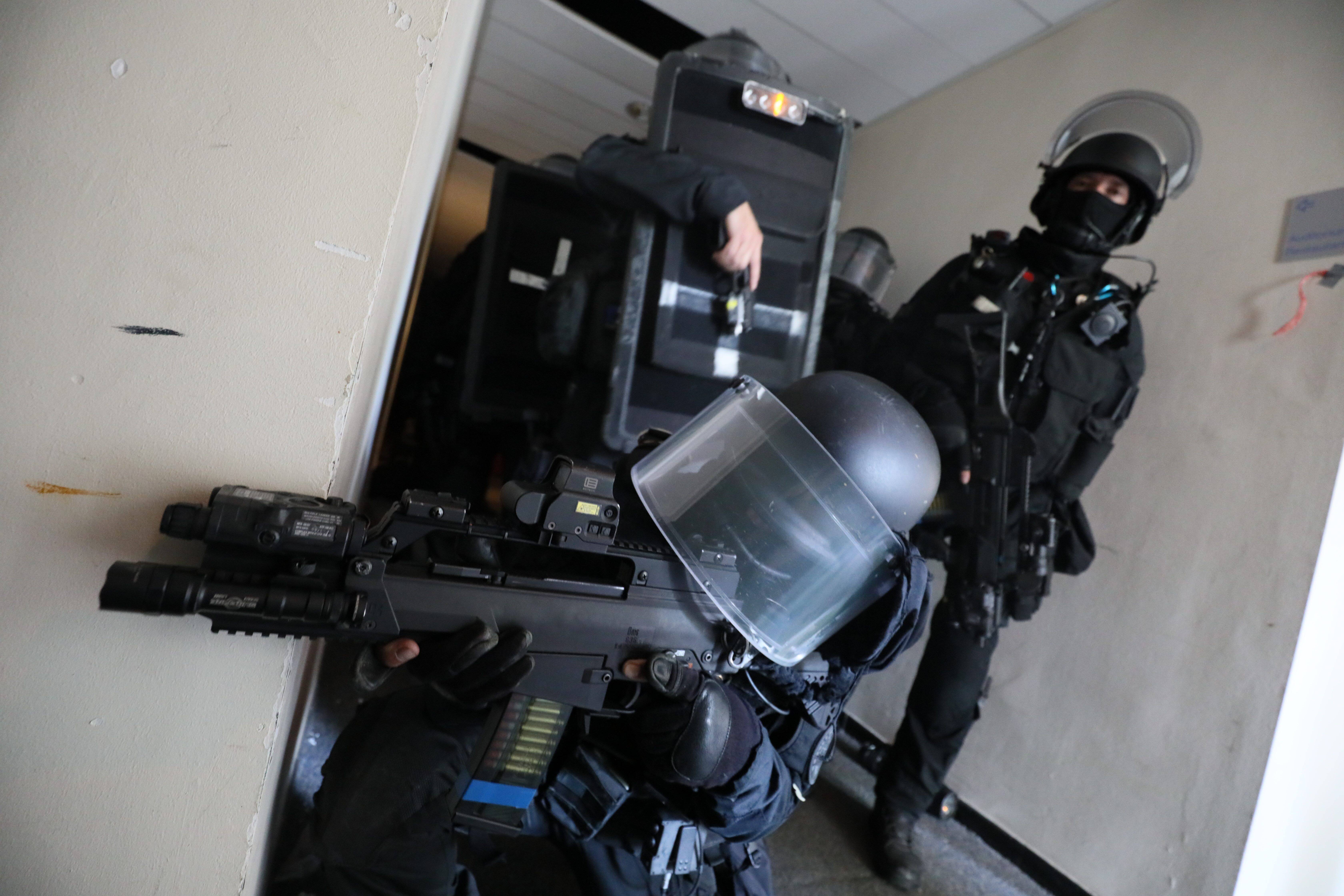 Armes, profil, victimes... Ce que l'on sait de l'intervention du RAID pour un ancien militaire retranché à Menton