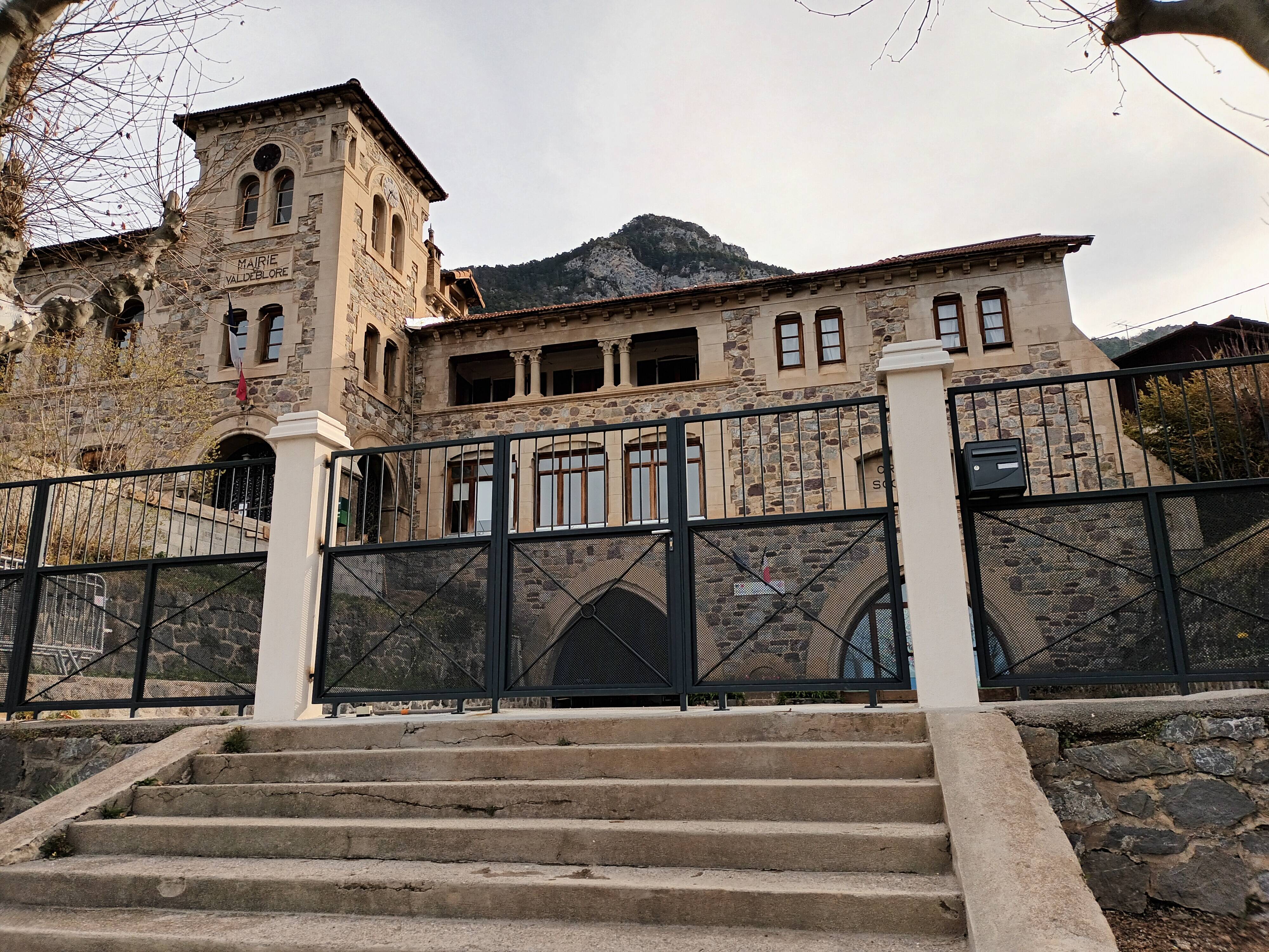 Le maire d'un village de la Côte d'Azur obtient un logement communal pour une bouchée de pain, des habitants dénoncent du "favoritisme"