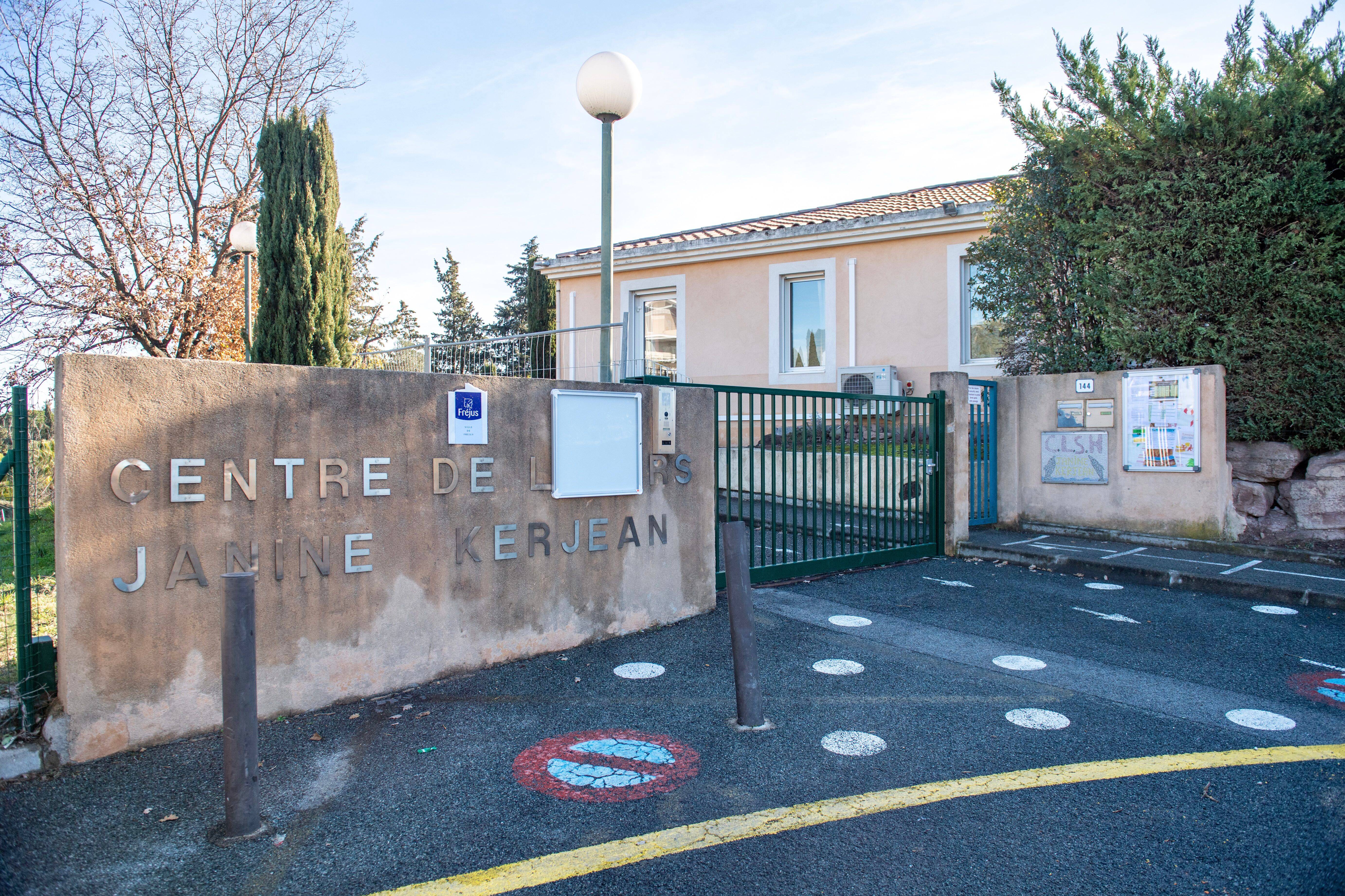 "Nous sommes en colère": les maternelles font avec les moyens du bord à l'école René-Char de Fréjus
