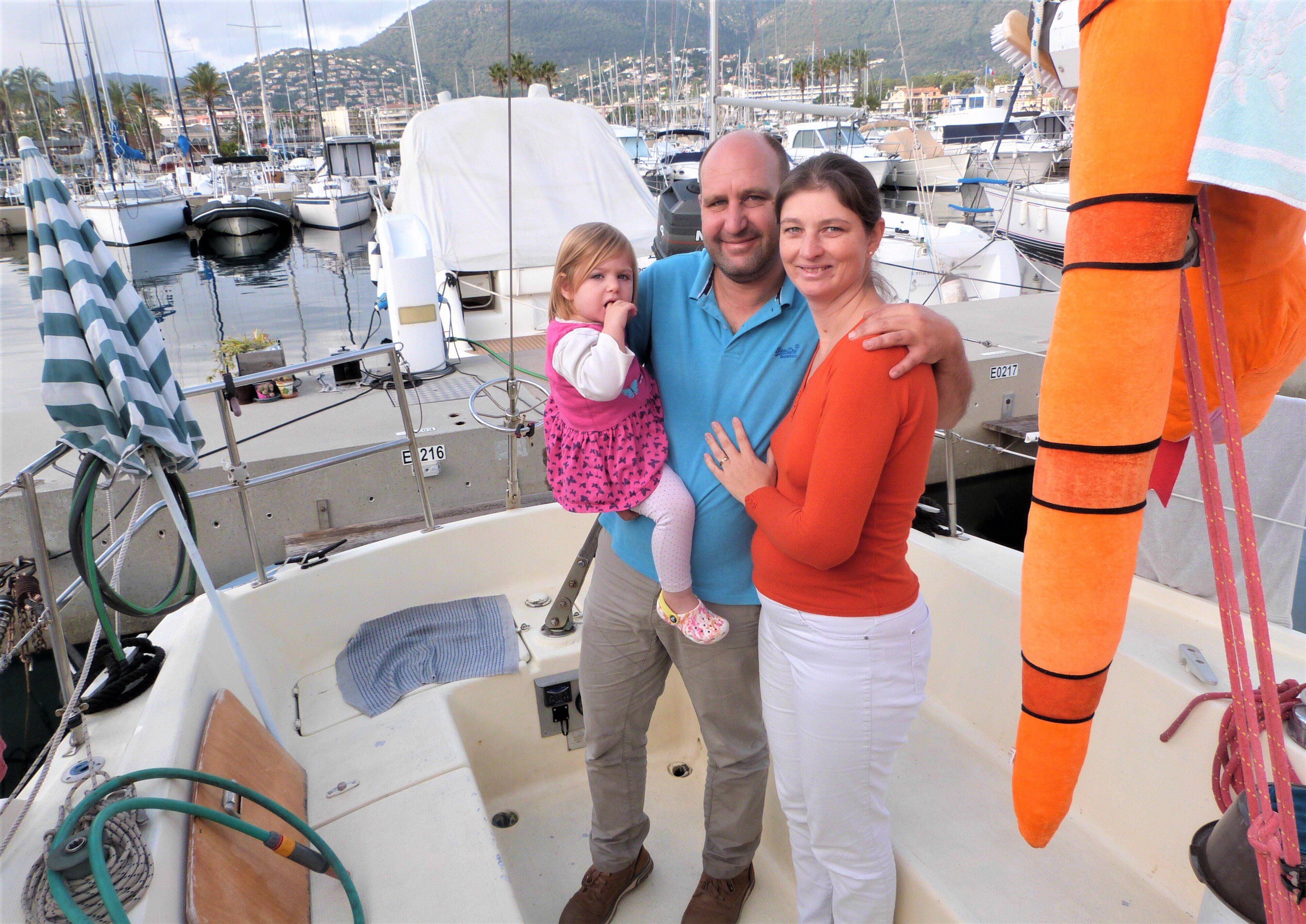 Ce couple et son enfant habitent à l'année sur leur bateau dans un port du Var