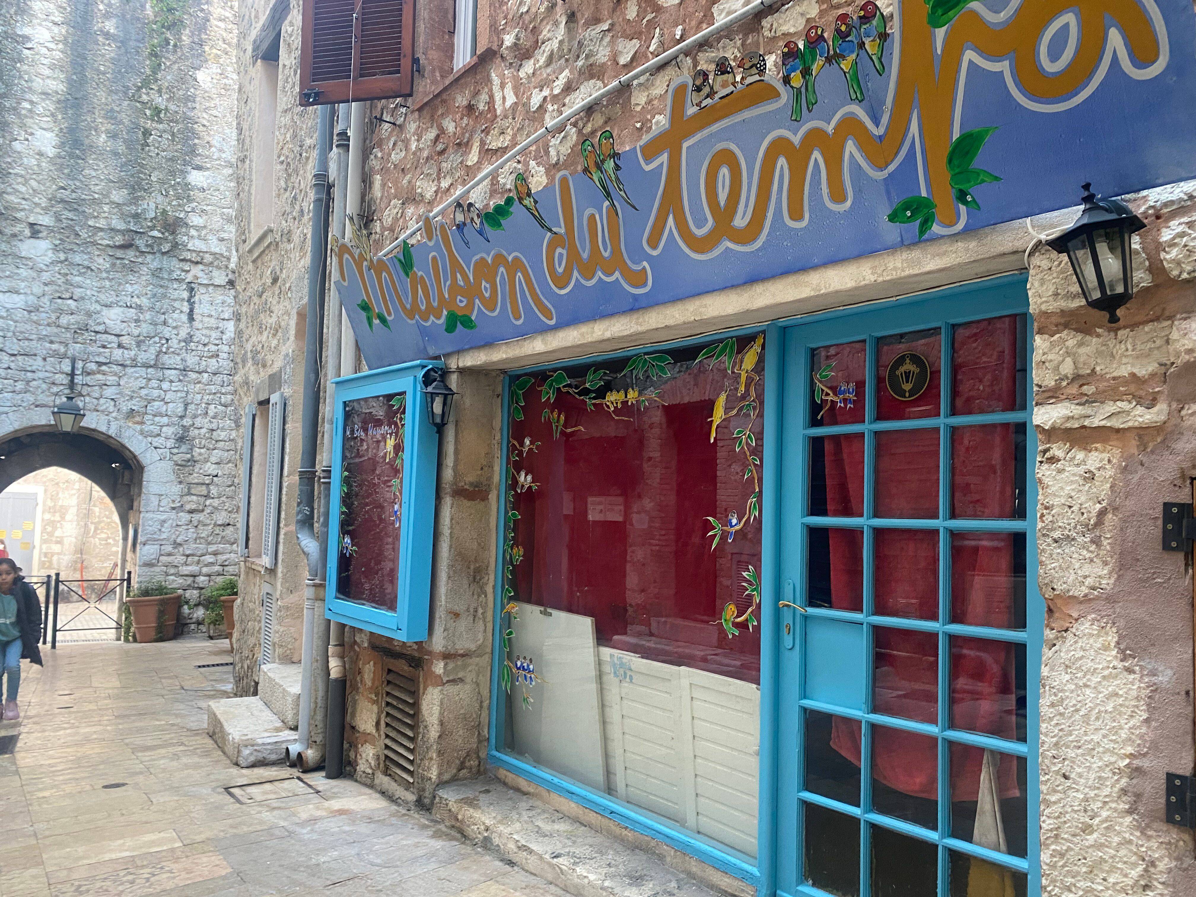 Des oiseaux "toujours dans le noir": une animalerie sauvage empêchée d'ouvrir sans autorisation à Vence