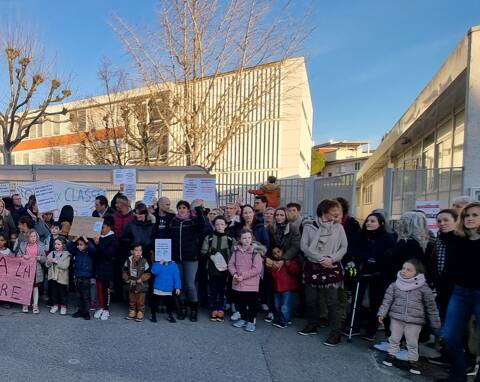 Parents, enfants et élus ont manifesté contre la fermeture d'une classe à  Mouans-Sartoux - Nice-Matin