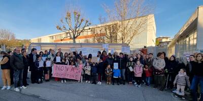Parents, enfants et élus ont manifesté contre la fermeture d'une classe à Mouans-Sartoux