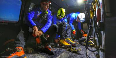 Les CRS portent secours à deux jeunes randonneurs bloqués en montagne de nuit