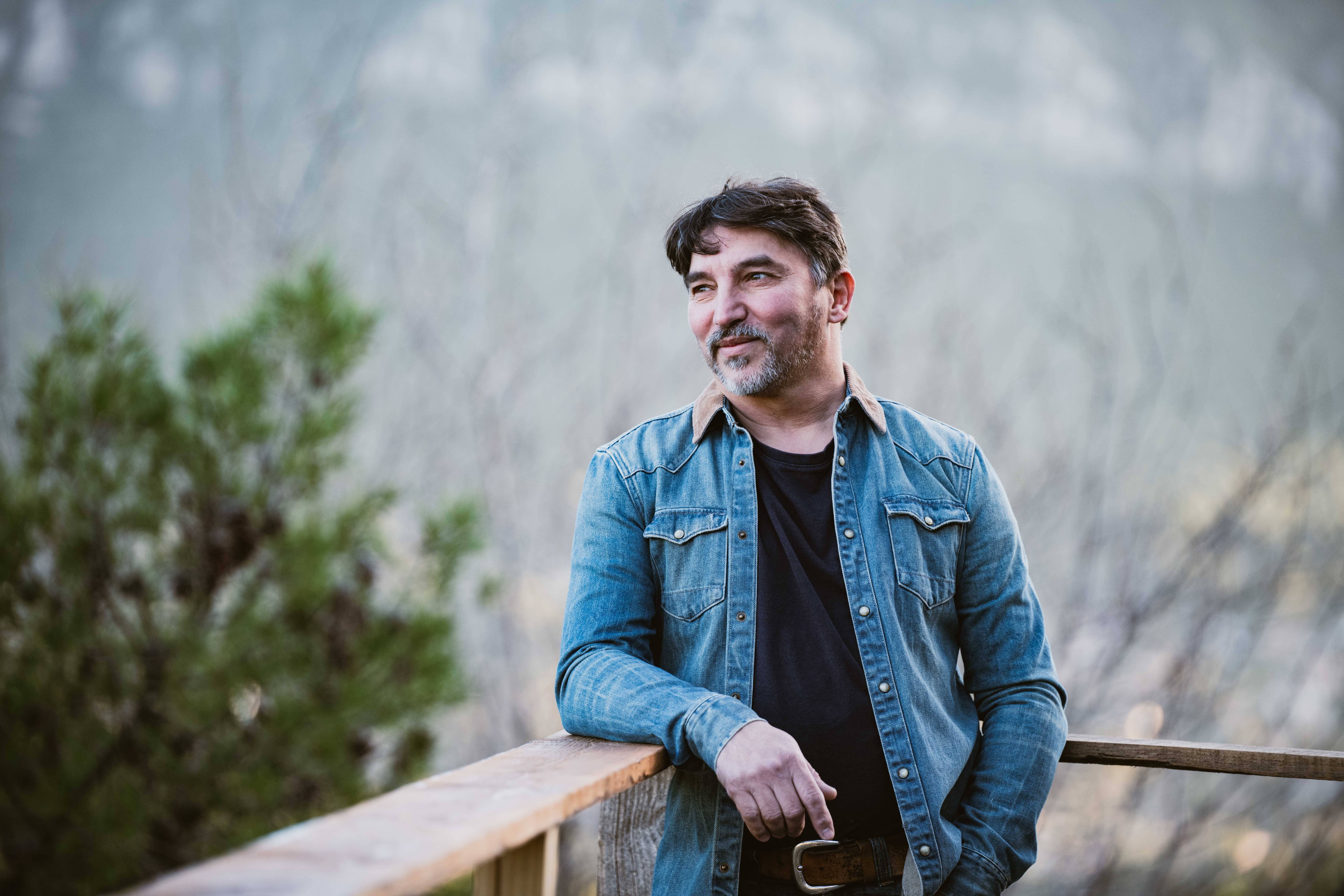 "Le choix des bons mots est le combat de ma vie", révélé par The Voice, Atef prépare son prochain album au Revest