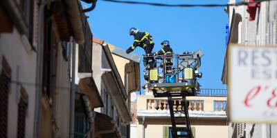 A Antibes, les pompiers enlèvent un morceau de toiture qui menace de s'envoler avec le vent