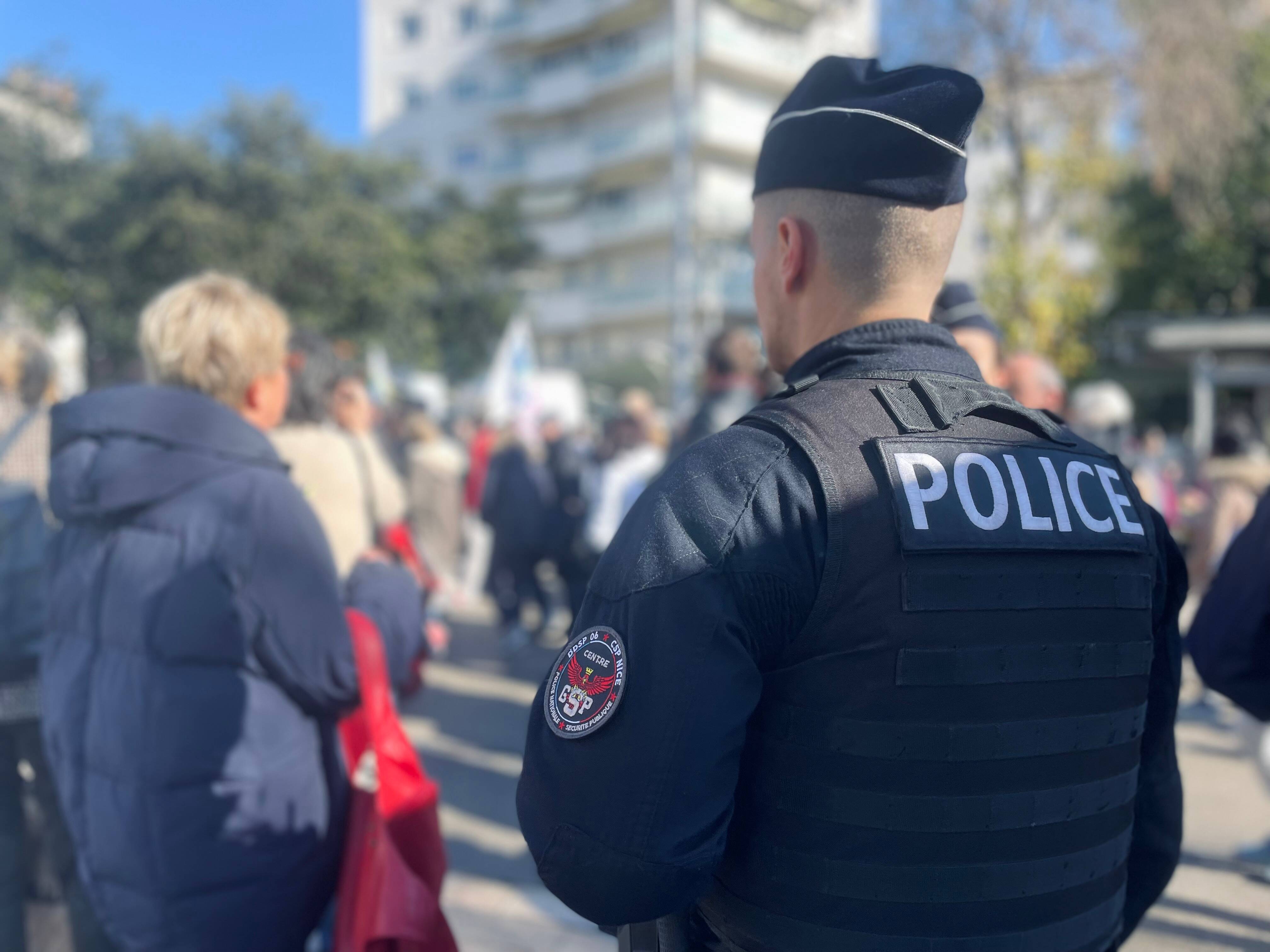 Grève Contre La Réforme Des Retraites: Un Manifestant Et Un Journaliste ...