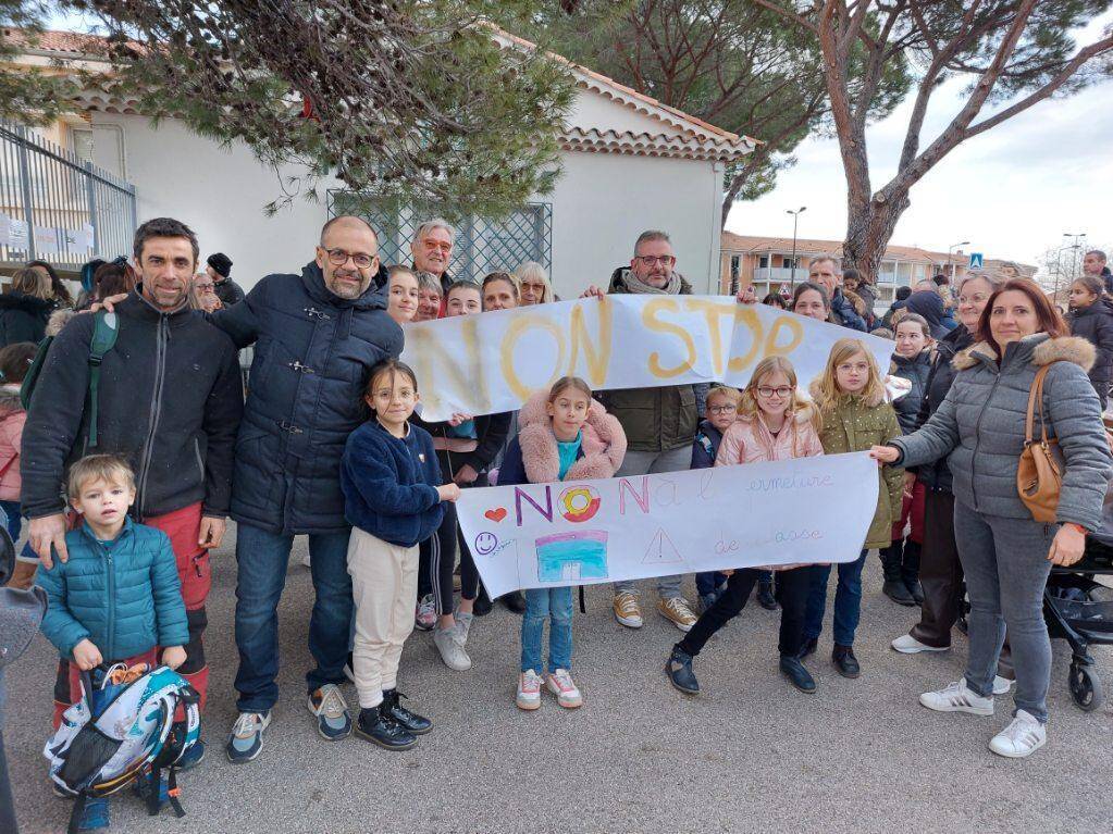 Parents, enseignants et élèves se mobilisent contre la fermeture d'une classe à Grasse