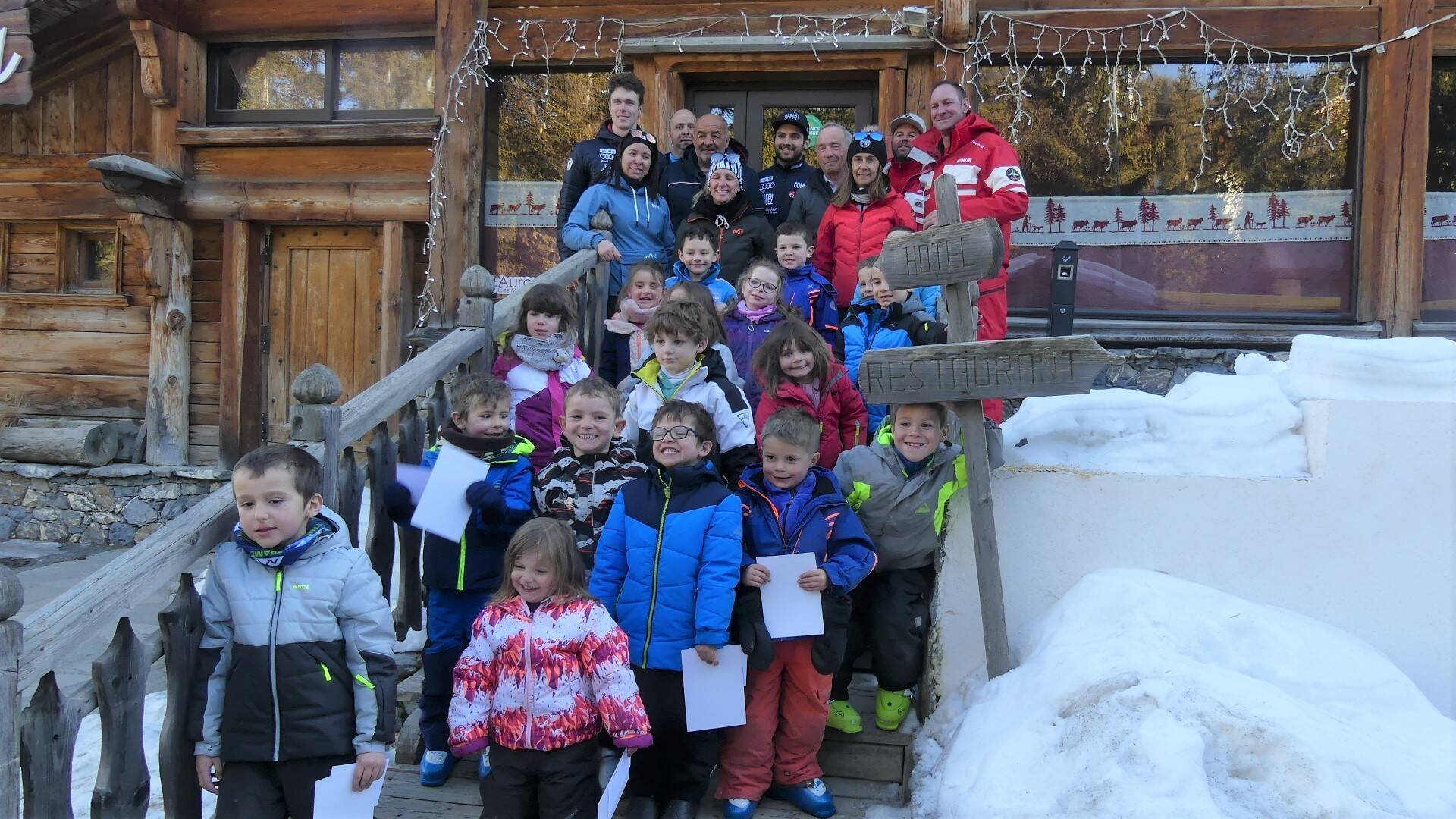 Les champions de ski Mathieu Faivre et Clément Noël encouragés par les écoliers de Saint-Etienne-de-Tinée