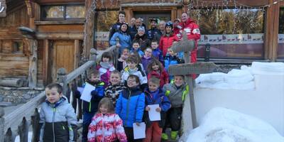 Les champions de ski Mathieu Faivre et Clément Noël encouragés par les écoliers de Saint-Etienne-de-Tinée