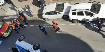 Après un accident, une voiture se retrouve sur le toit en plein centre-ville d'Antibes