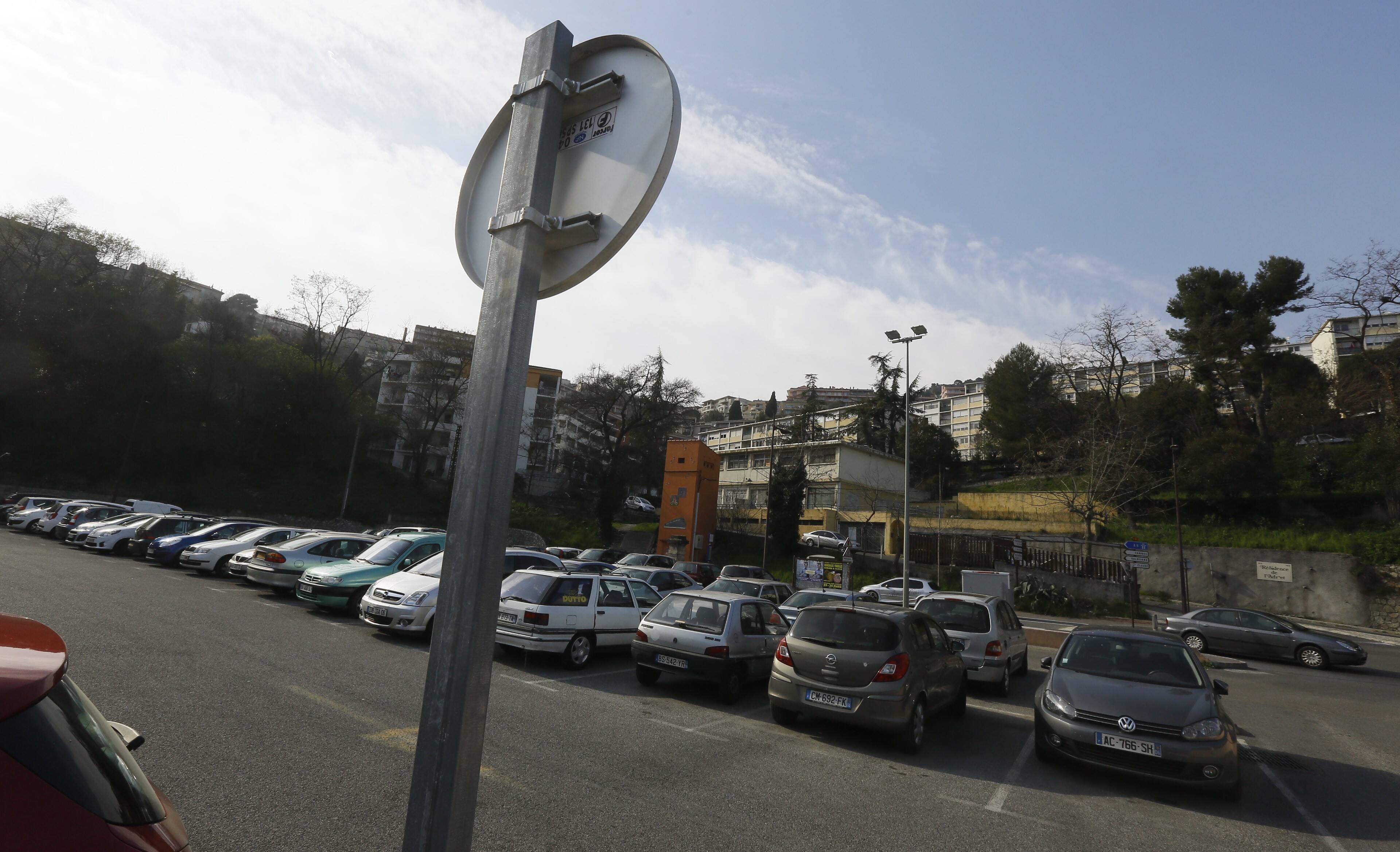 Le parking remplacé par un jardin, mais comment va-t-on stationner à la gare de Grasse?