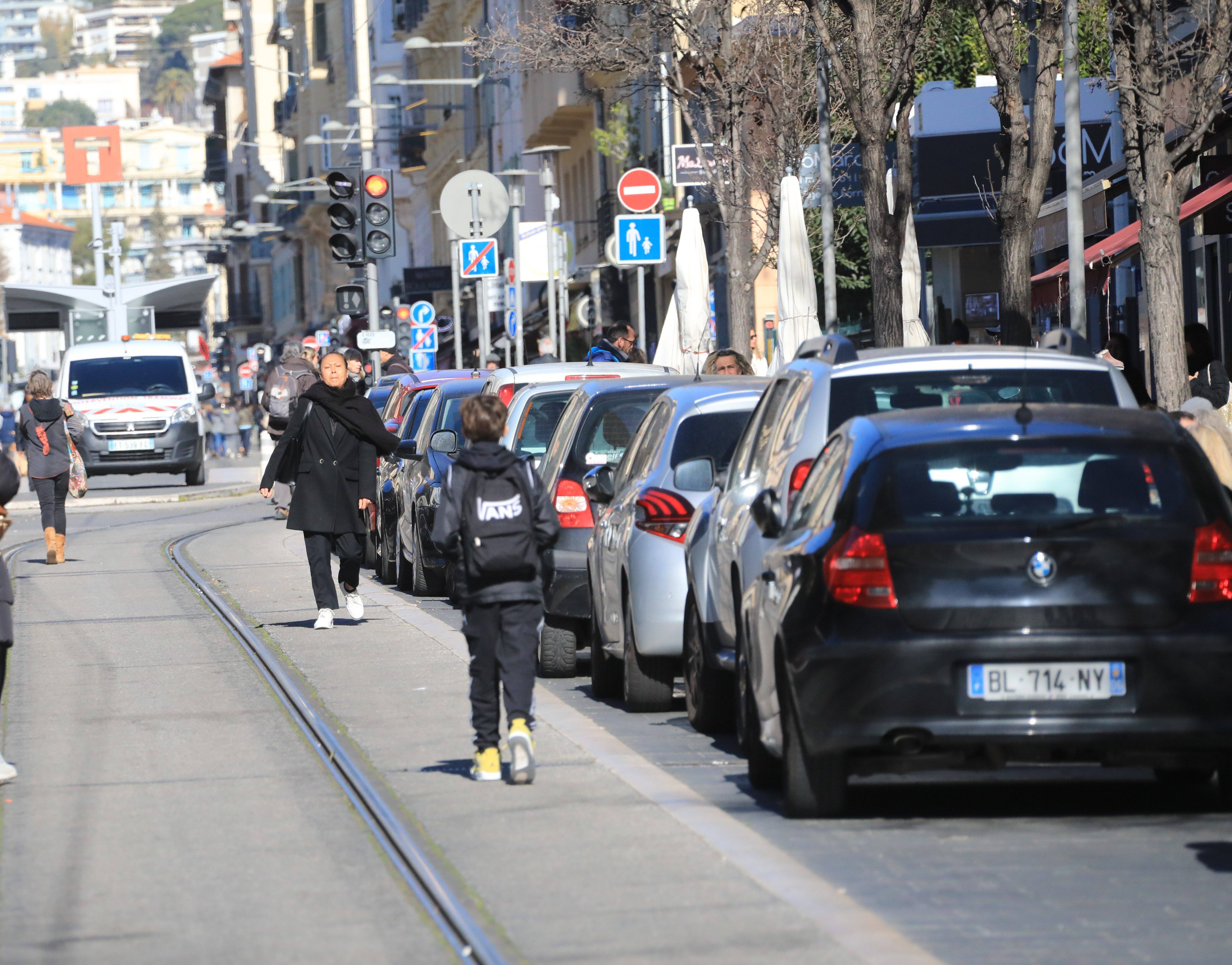 Face Au Stationnement Anarchique Sur Une Zone Piétonne à Nice, La Ville ...