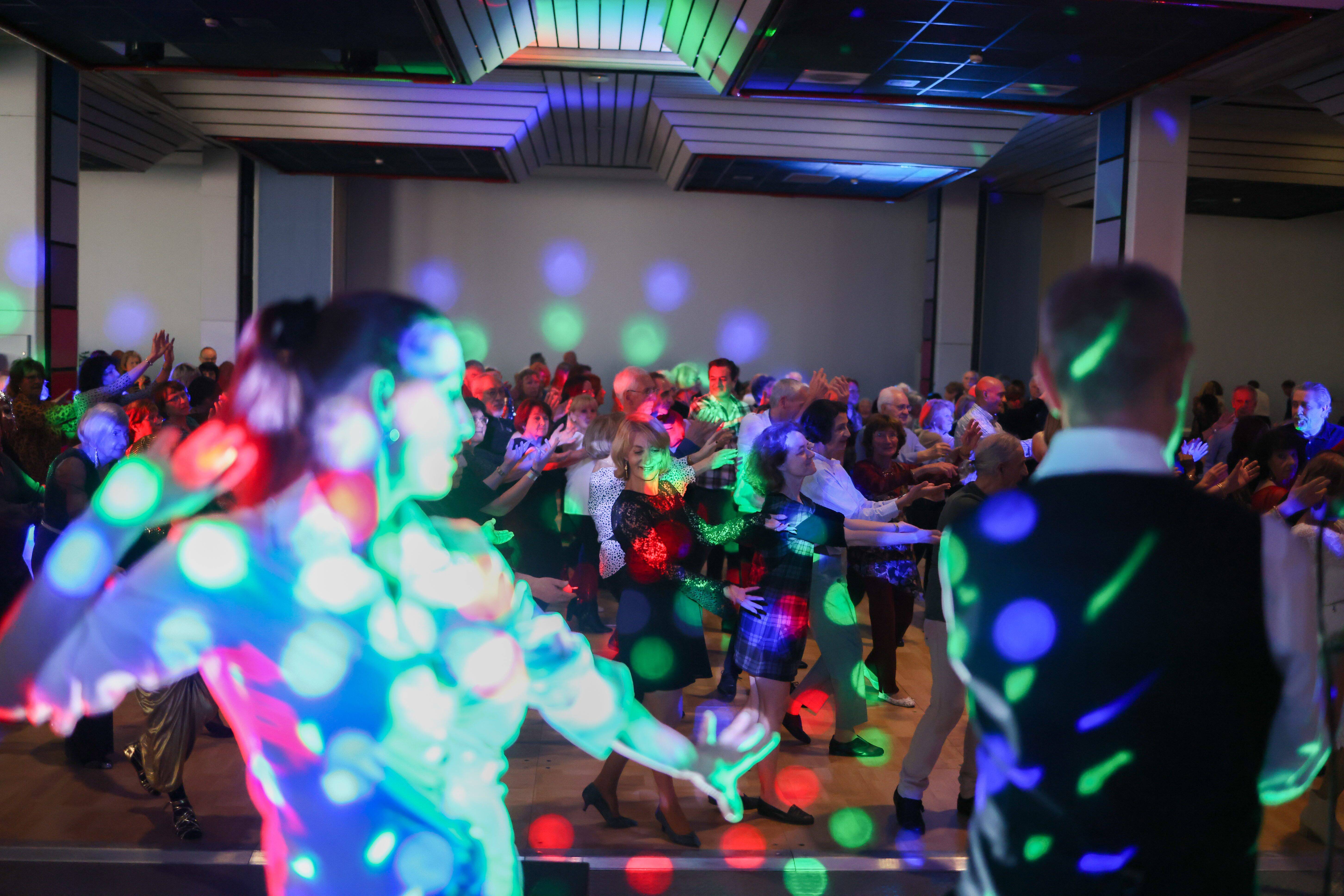 Les danseurs du bal du carnaval pour les seniors à Nice expliquent son succès qui en appelle d'autres