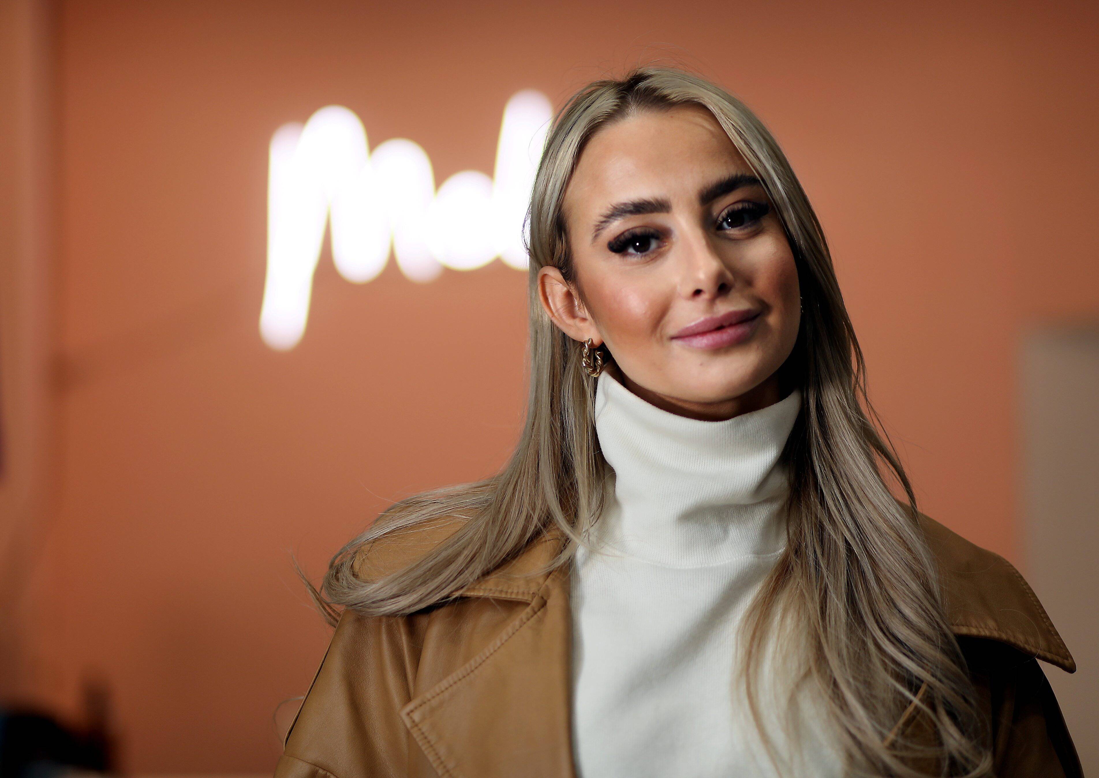 Cette ancienne policière varoise est devenue une star de la télé-réalité et cartonne sur les réseaux sociaux