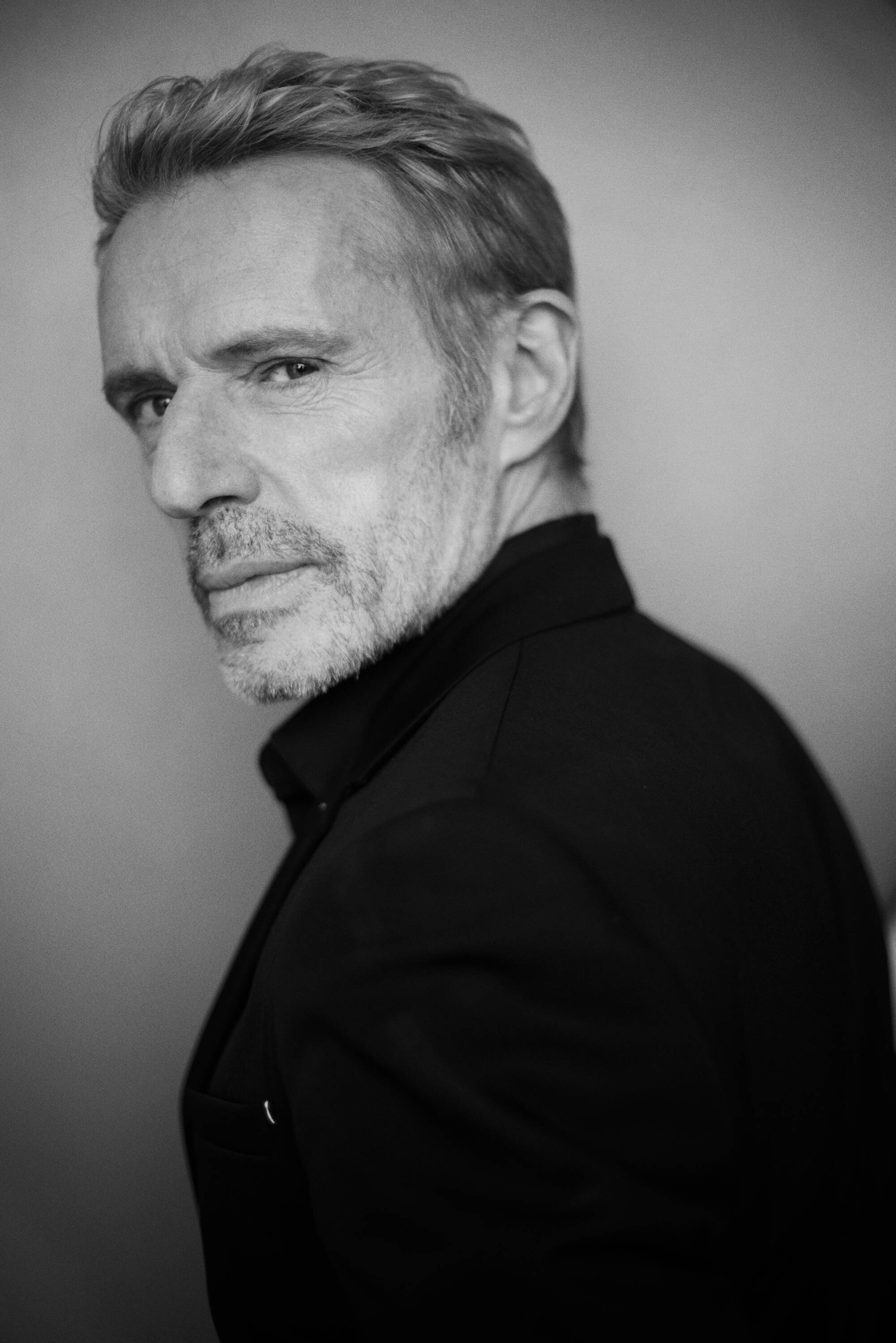 "Il y a un tic-tac dans ma tête et ça me stresse": entrevue avec Lambert Wilson, à l'affiche du film "Les Choses simples"