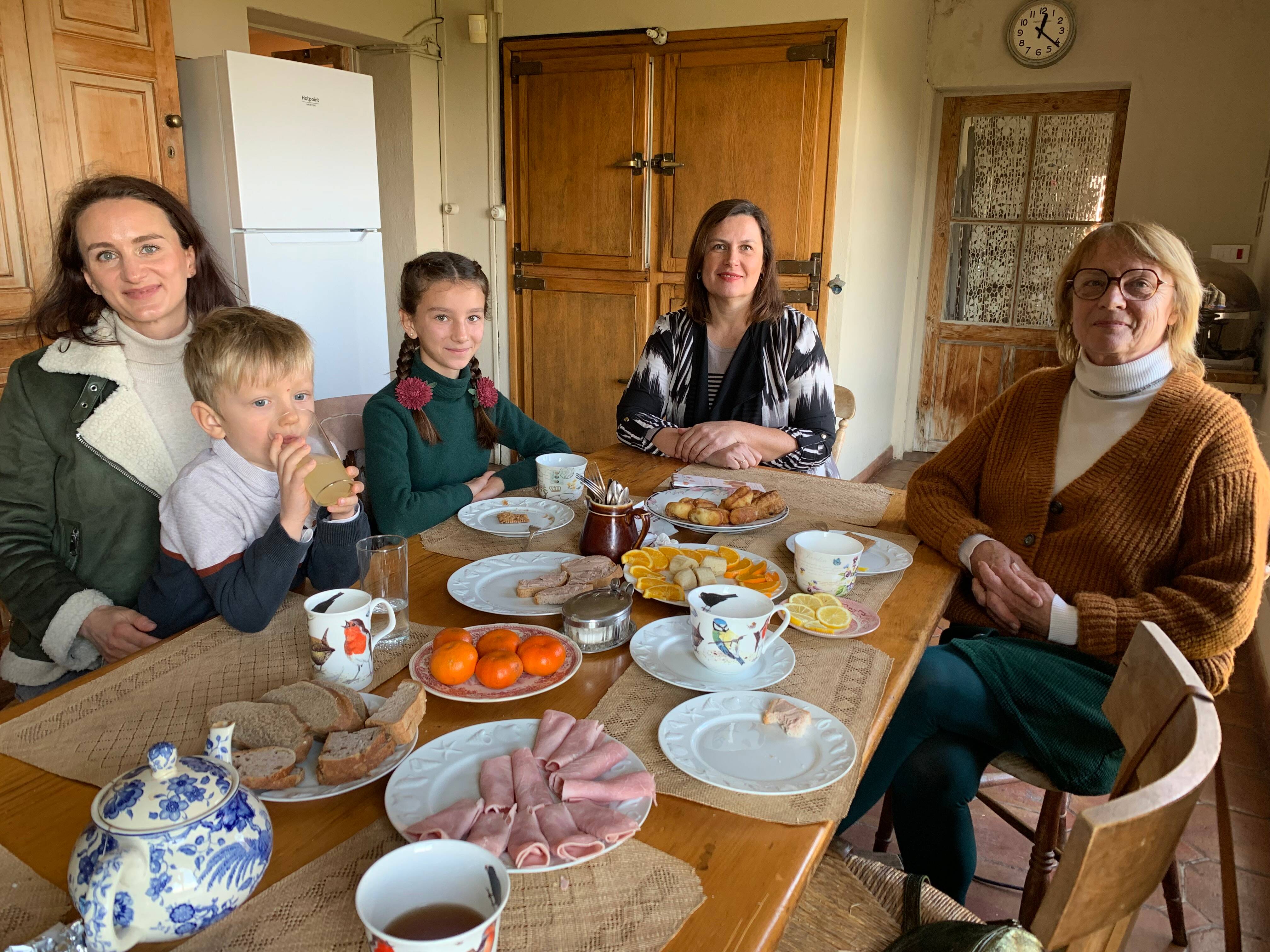 Après un an de guerre, Nadiia et Tetyana, tiraillées entre leur vie dans le Golfe de Saint-Tropez et leurs familles restées en Ukraine