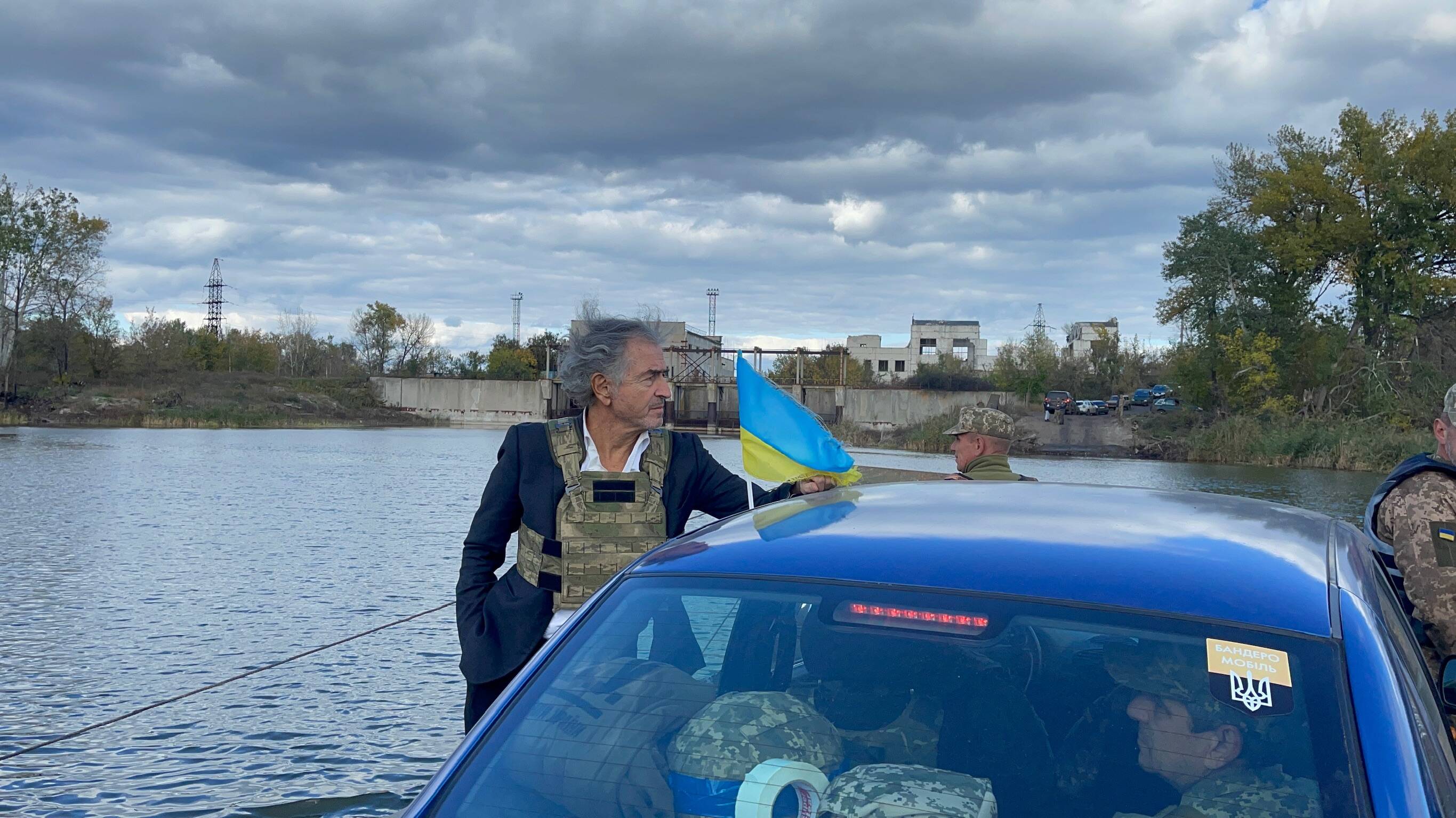 "Ce ne sont pas les dictateurs qui décident": rencontre avec Bernard Henri-Lévy, de retour d'Ukraine