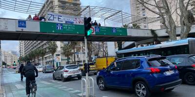 Le RN déploie une banderole contre la future Zone à faibles émissions à Toulon
