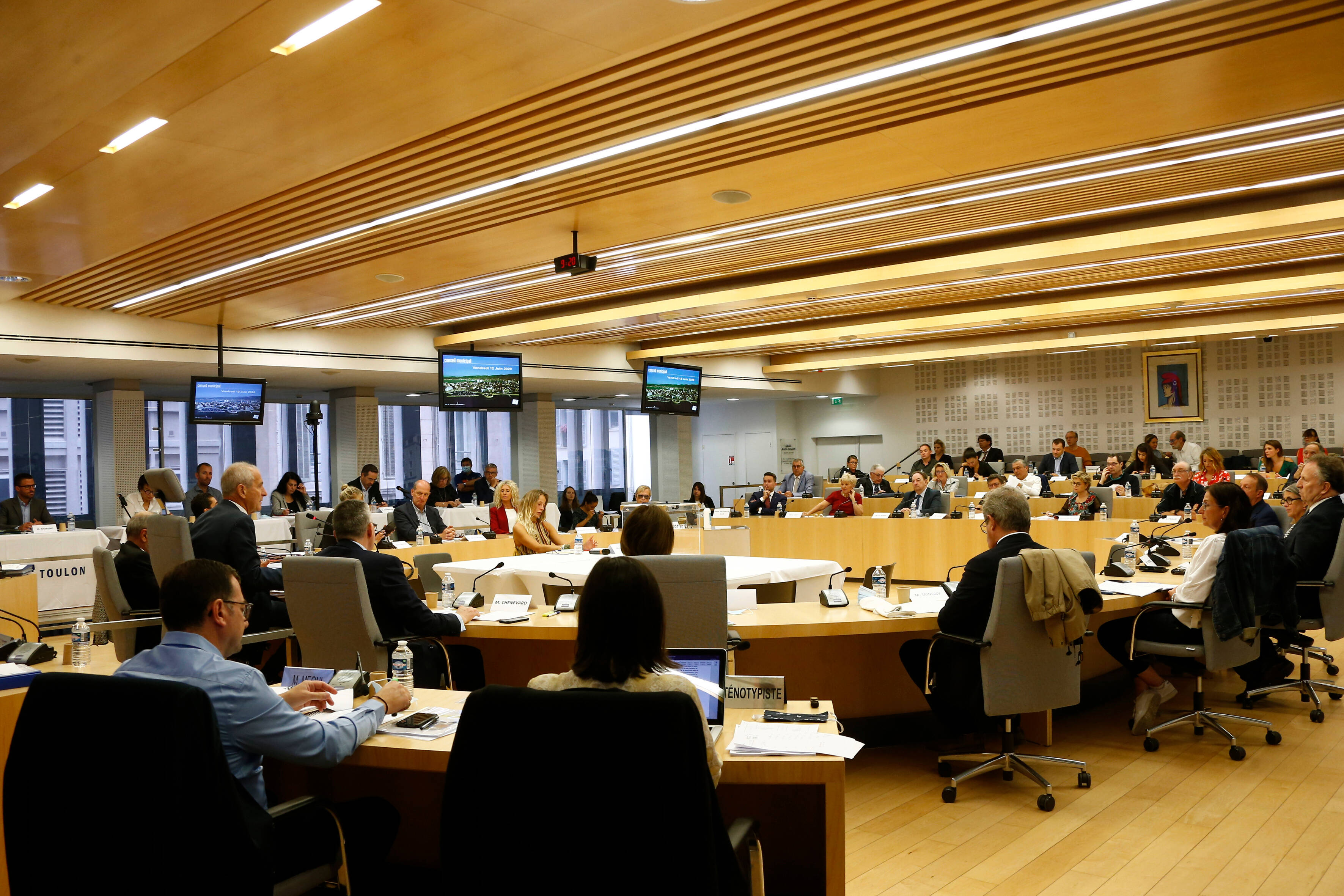 En plein conseil municipal, le maire de Toulon Hubert Falco met les points sur les i