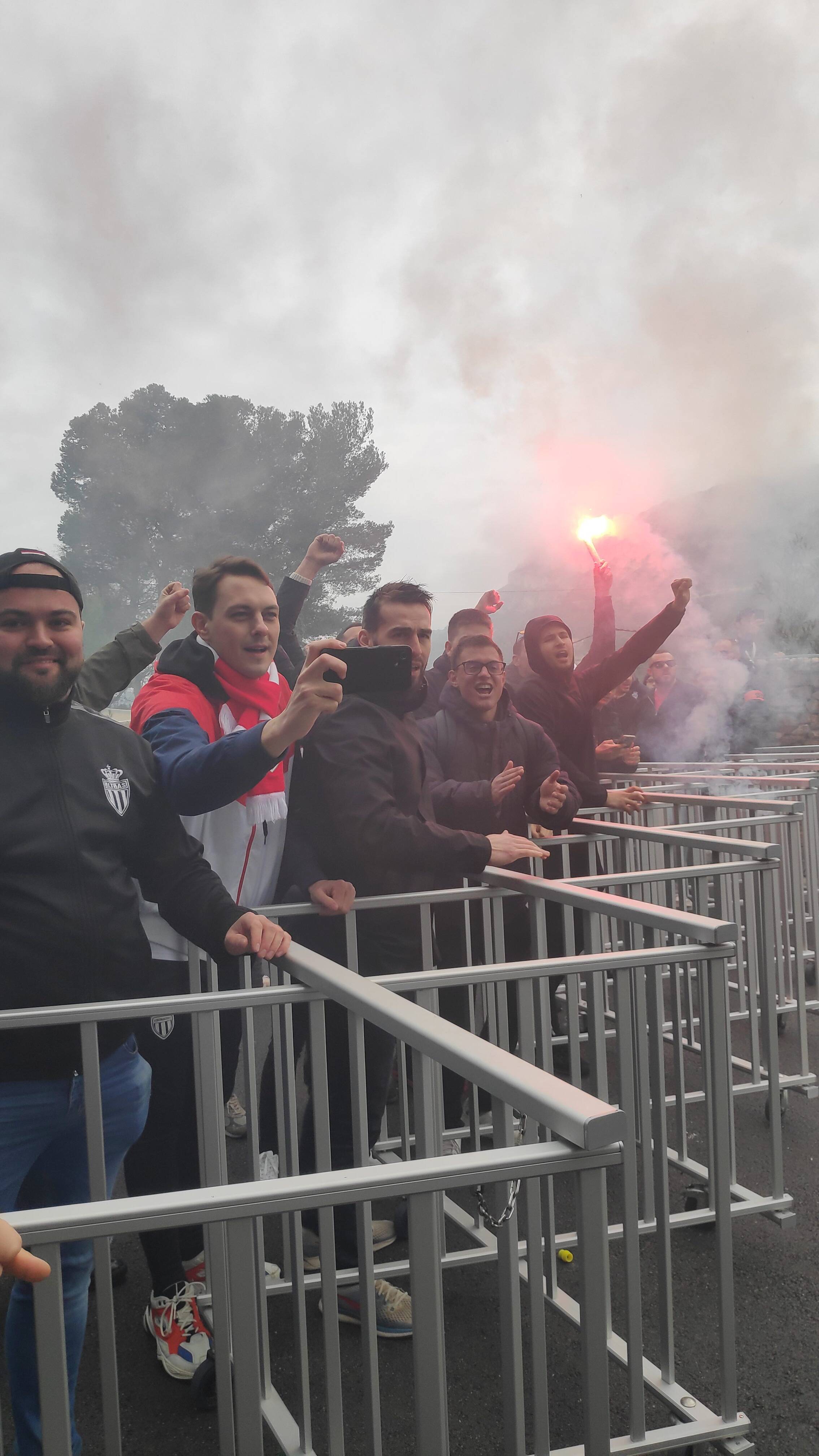 Une centaine de supporters de l'AS Monaco, ce samedi à La Turbie pour encourager ses joueurs, avant le derby de dimanche face à Nice