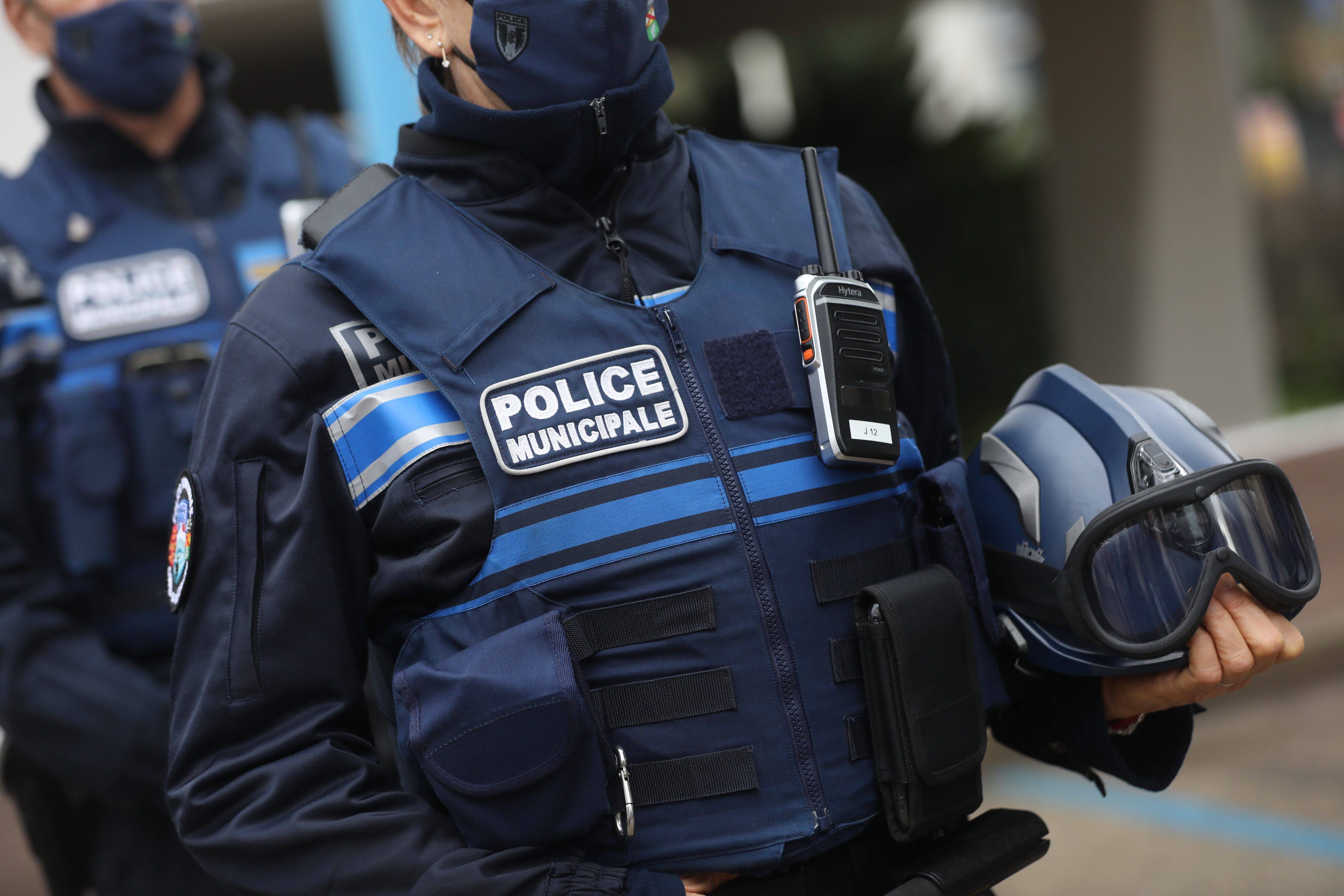 "Il nous a regardés droit dans les yeux avant de redémarrer": sans permis et sans assurance, il refuse d'obtempérer