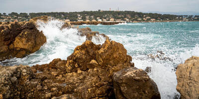 Vigilances vent et vagues-submersion: Antibes ferme son sentier du littoral, ses parcs et ses jardins