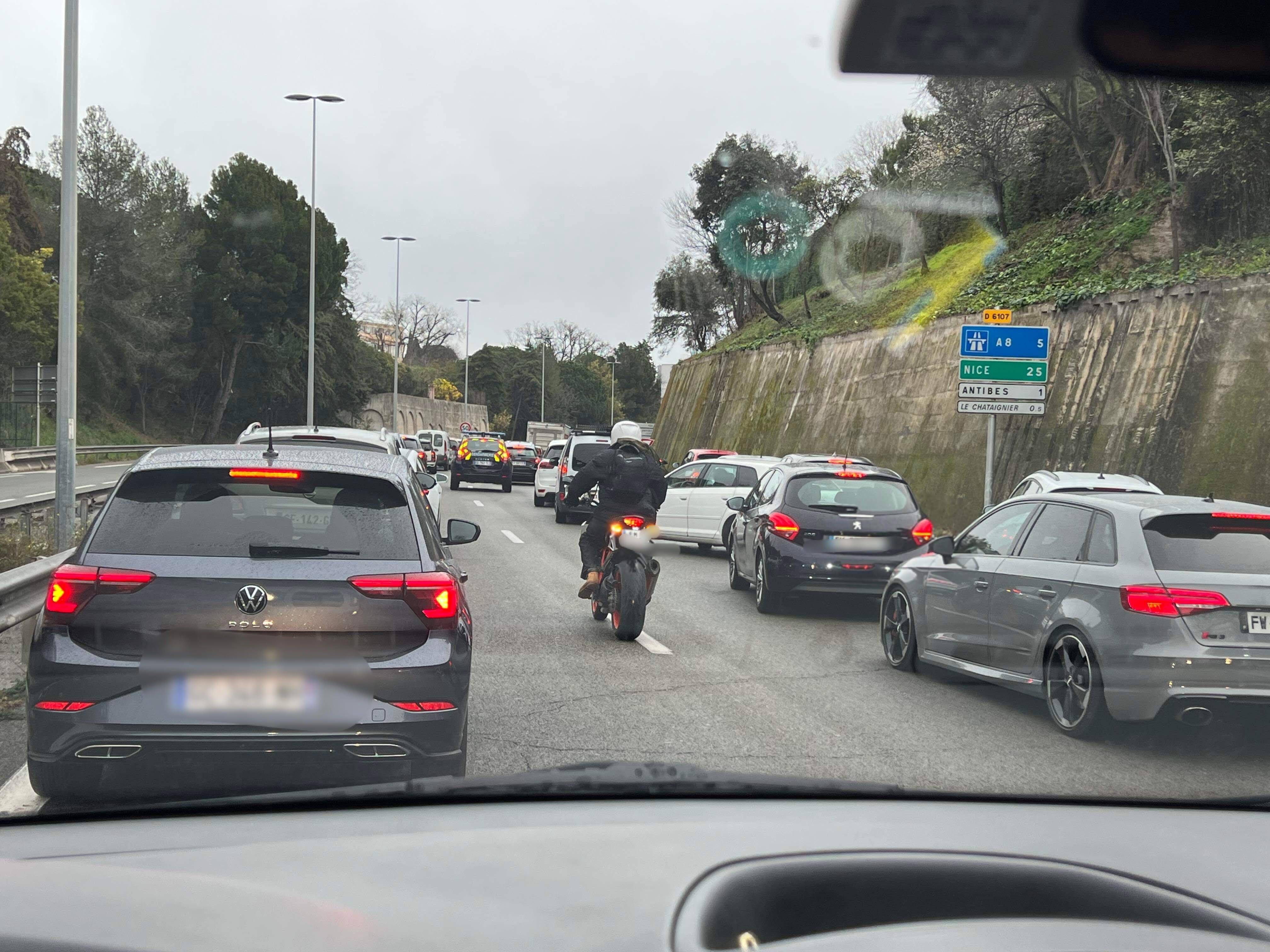 Après l'incendie du chargement d'un camion sur l'A8, d'énormes bouchons paralysent la circulation à Antibes ce mardi matin