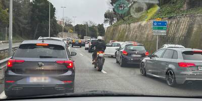 Après l'incendie du chargement d'un camion sur l'A8, d'énormes bouchons paralysent la circulation à Antibes ce mardi matin