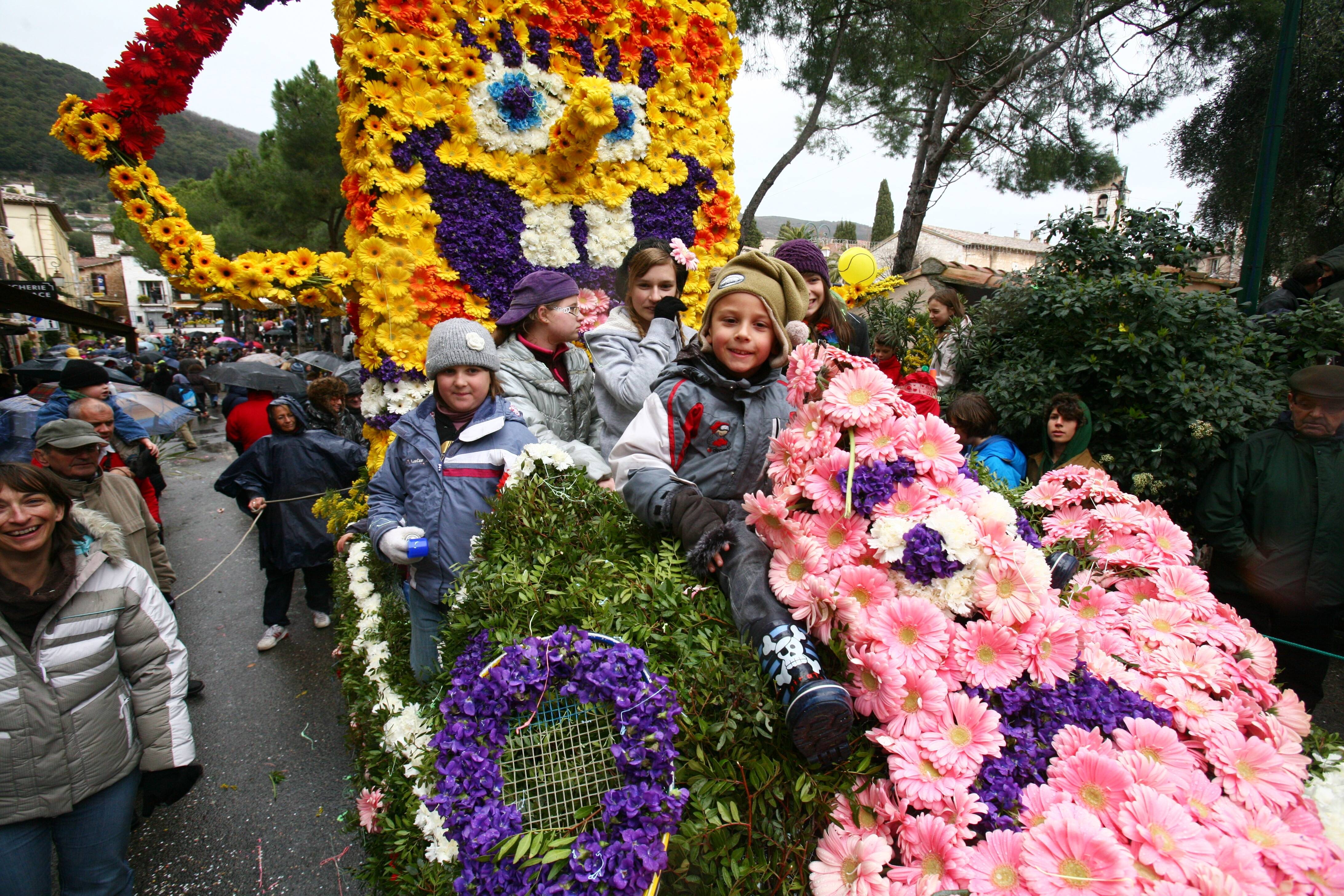 "On est tous montés sur les chars quand on était enfants": historique, la fête des violettes de Tourrettes-sur-Loup revient ce week-end
