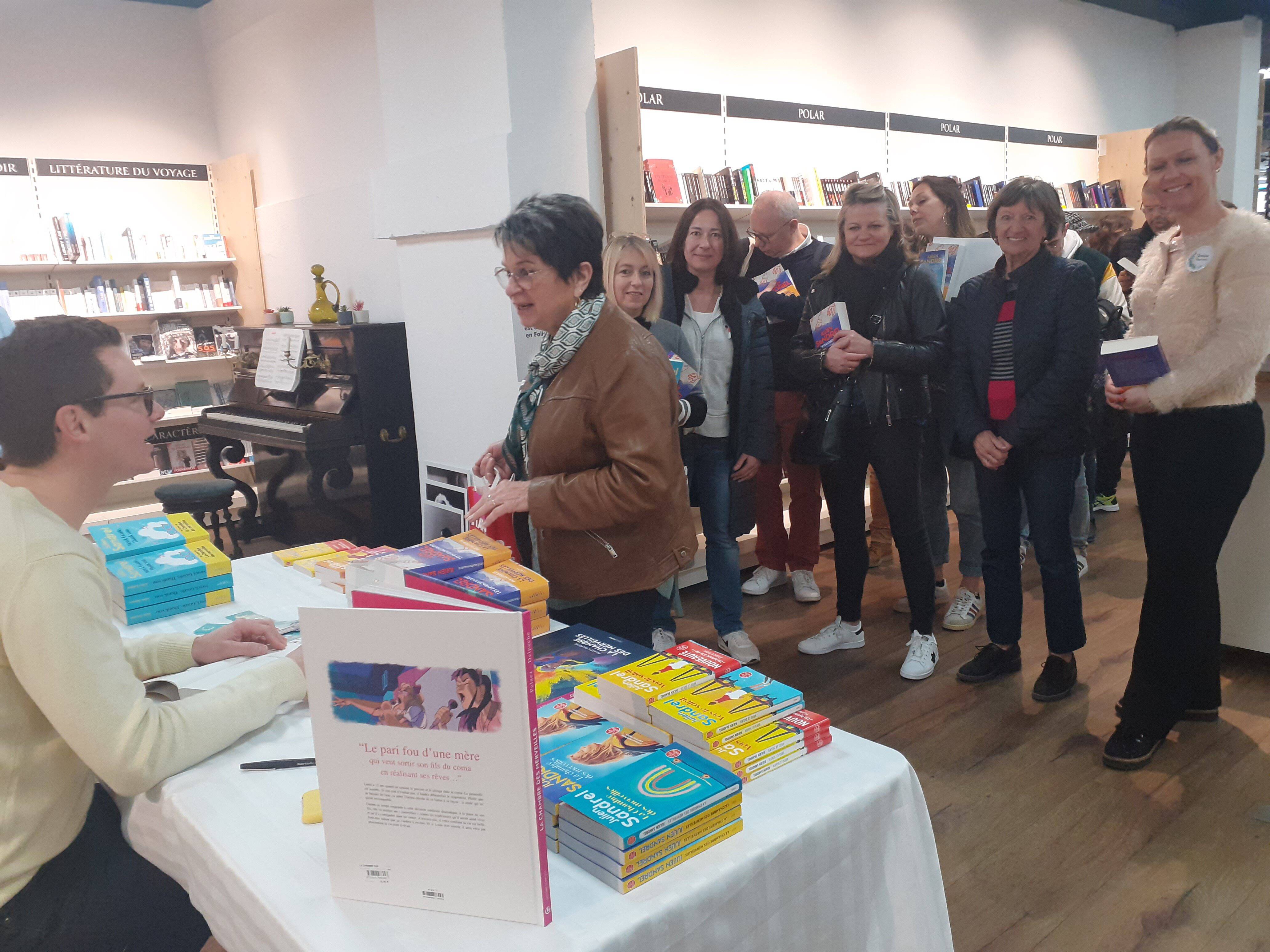 "Quand on ouvre un livre de Julien Sandrel, on est dans une bulle", confie une lectrice à Hyères