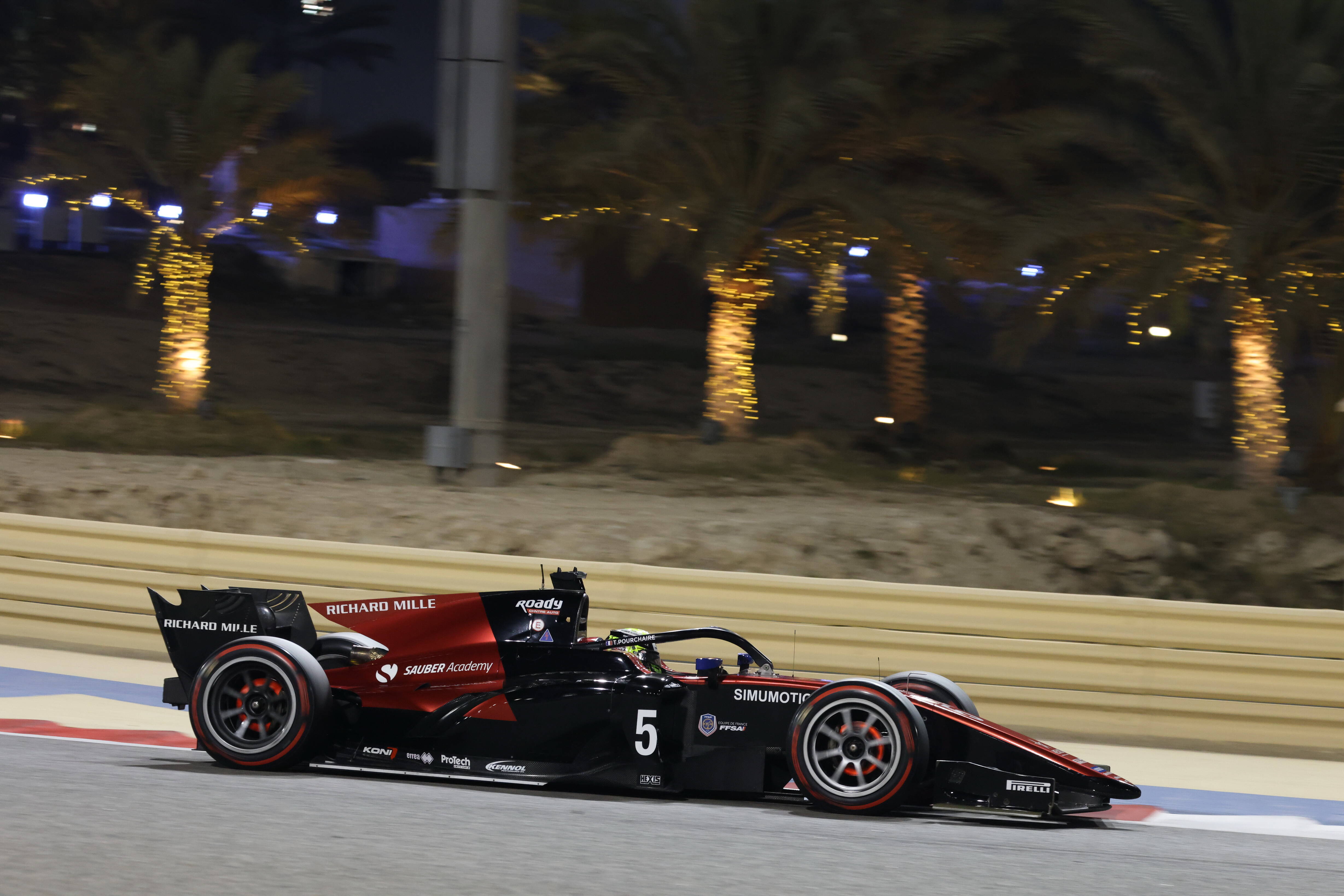 Le pilote grassois Théo Pourchaire gagne à Bahreïn et s'installe en tête du championnat F2