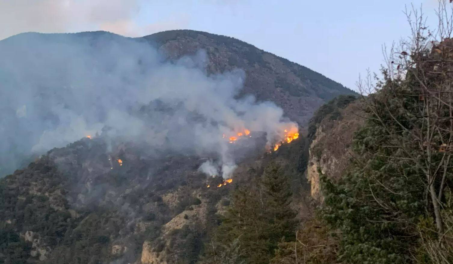 Pompier intoxiqué par les fumées, incendie sous surveillance... On fait le point sur le feu de broussailles à Rimplas