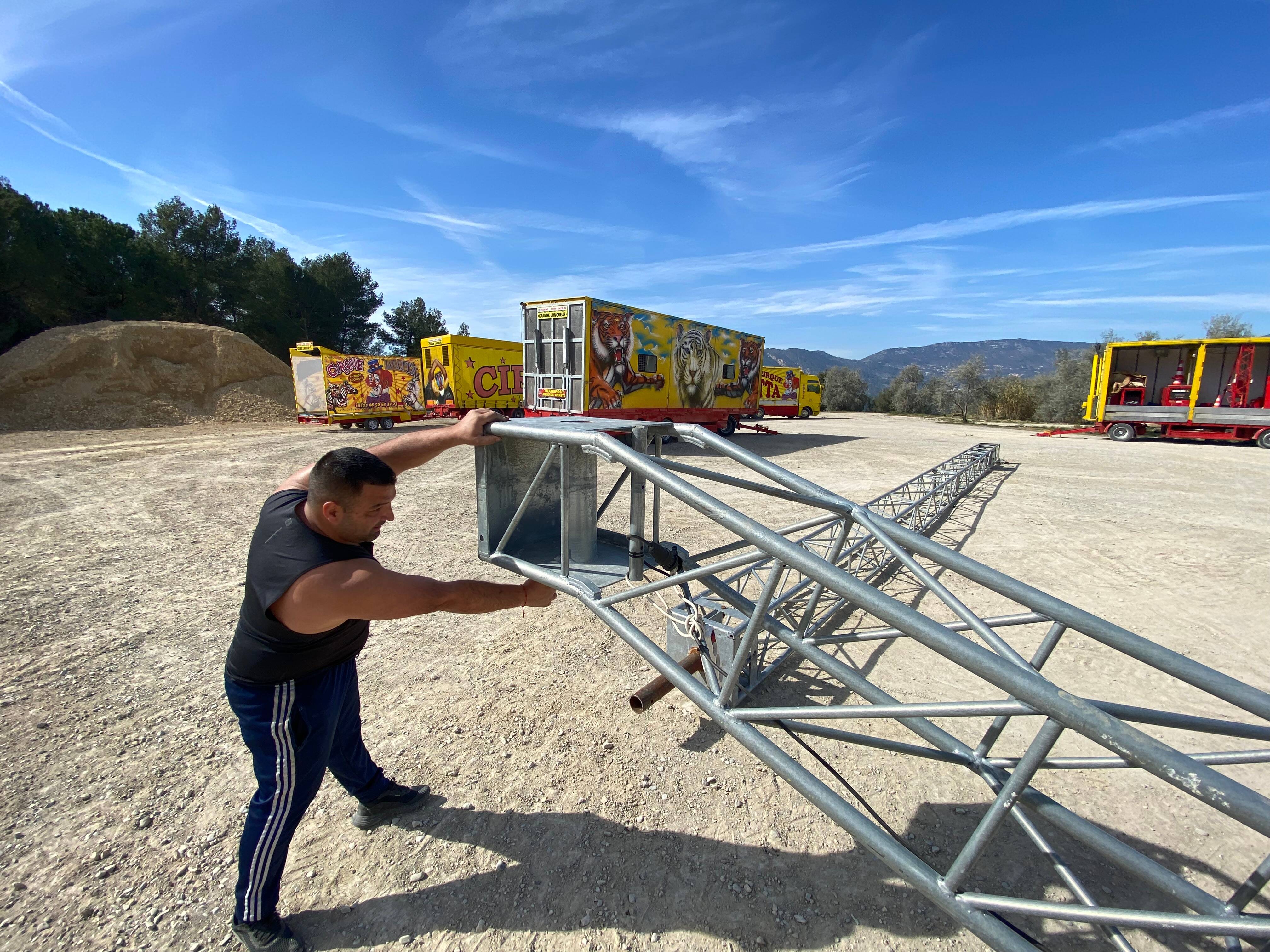 "On est très heureux de les accueillir, ils ne méritaient pas ce traitement": le maire de Blausasc explique pourquoi il héberge le cirque Zavatta