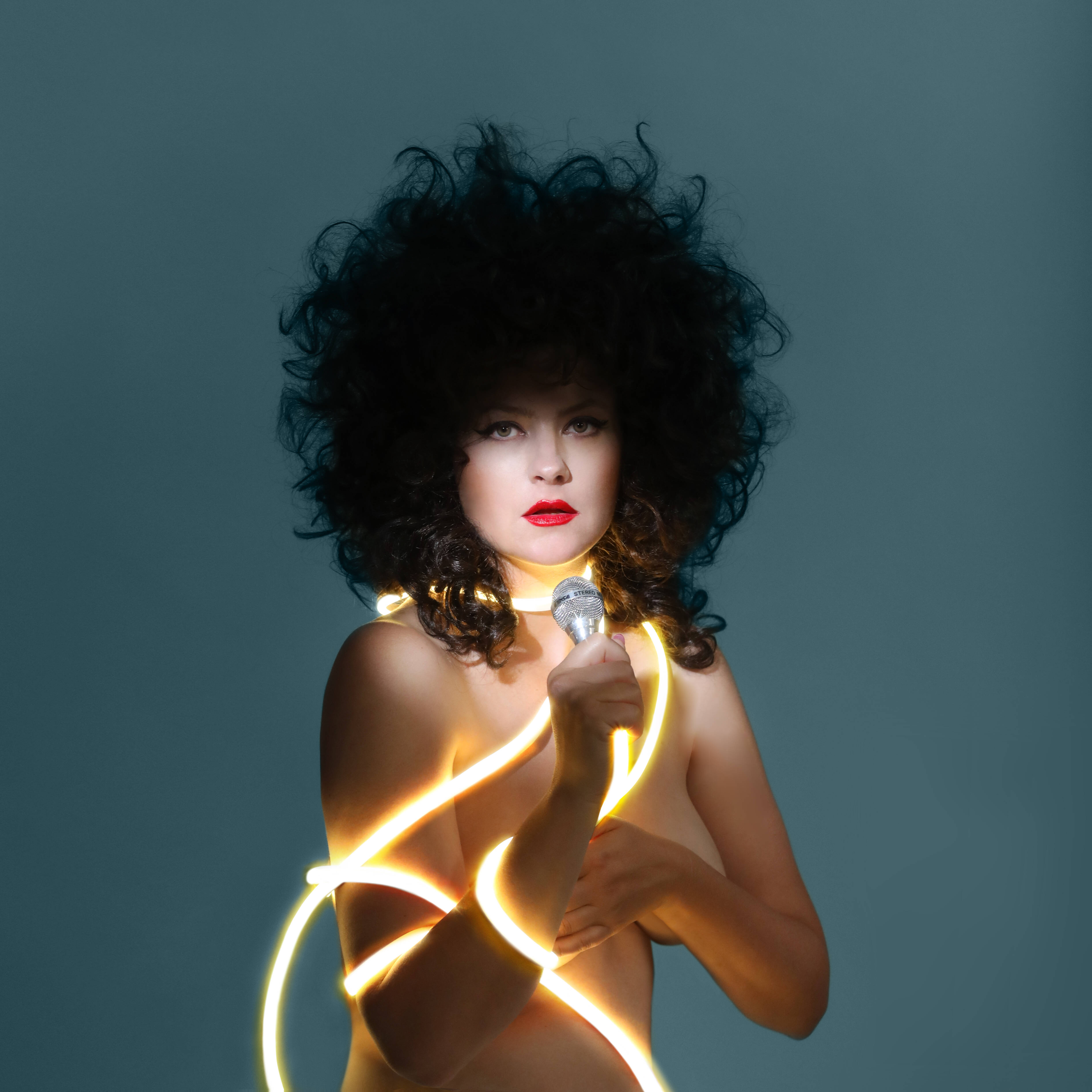 "J'aimais bien l'idée d'aller vers quelque chose qui me raconte un peu plus": la chanteuse Corine présente "R", son dernier album