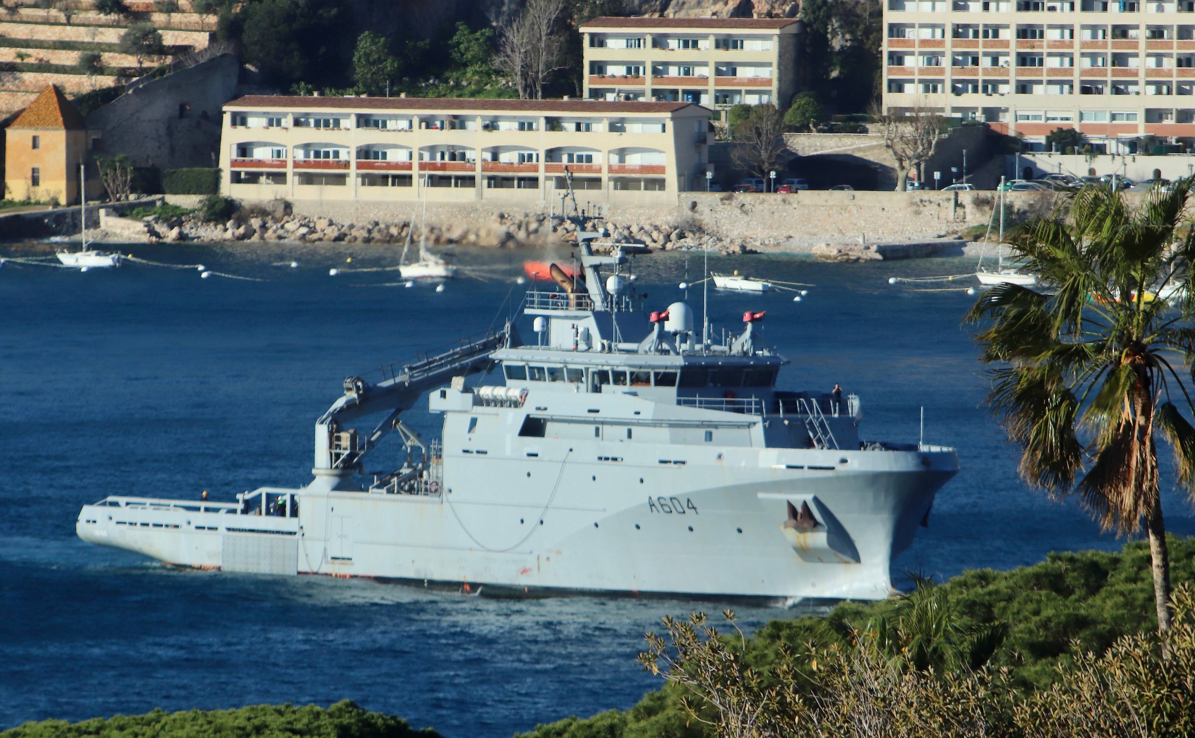 Epaves échouées dans la rade de Villefranche: les images de l'intervention de la Marine nationale pour enlever les bateaux victimes des coups de mer