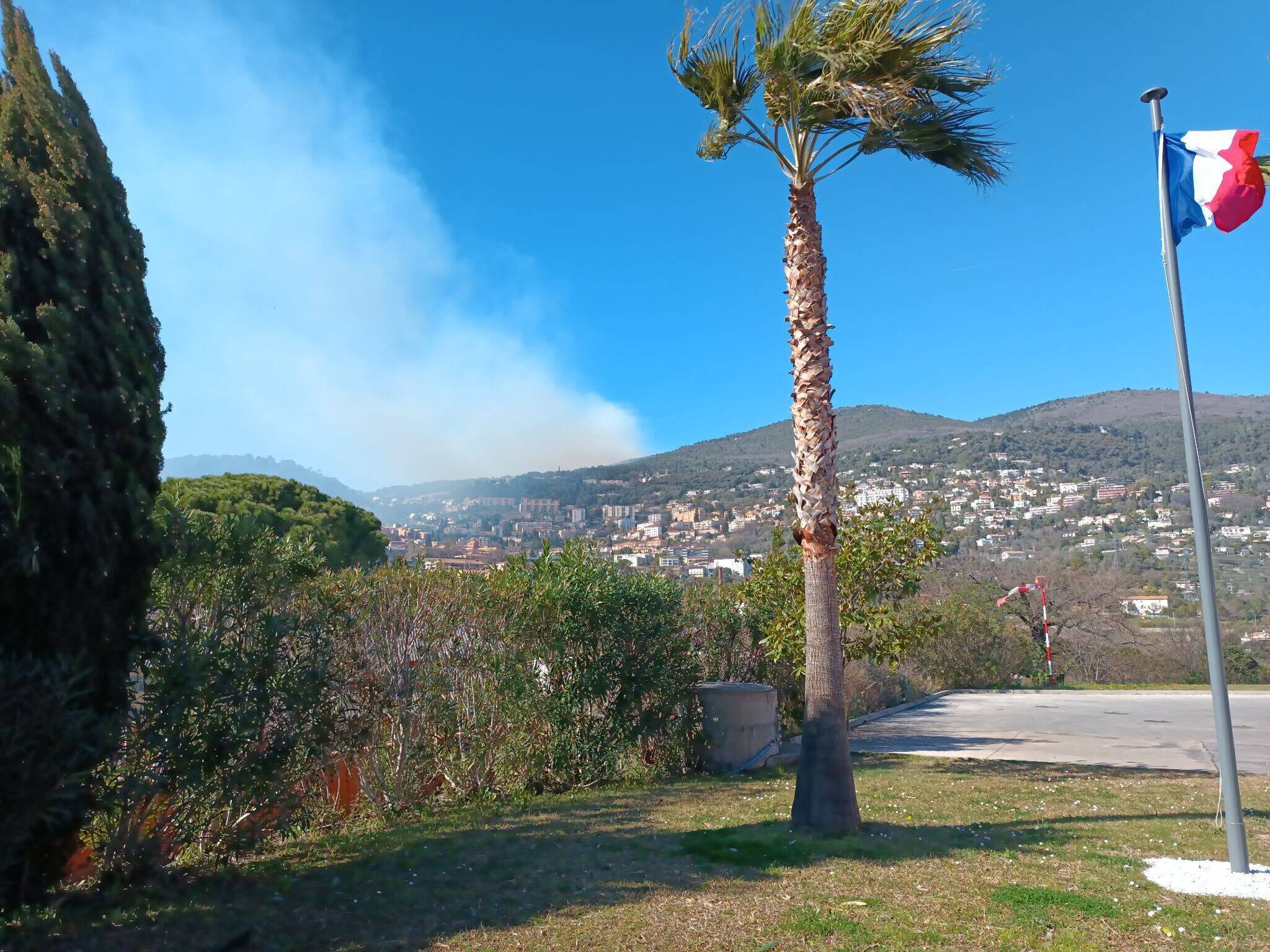 Important incendie à Grasse: au moins 20 hectares brûlés, des renforts du Var et de Marseille appelés... Revivez notre direct