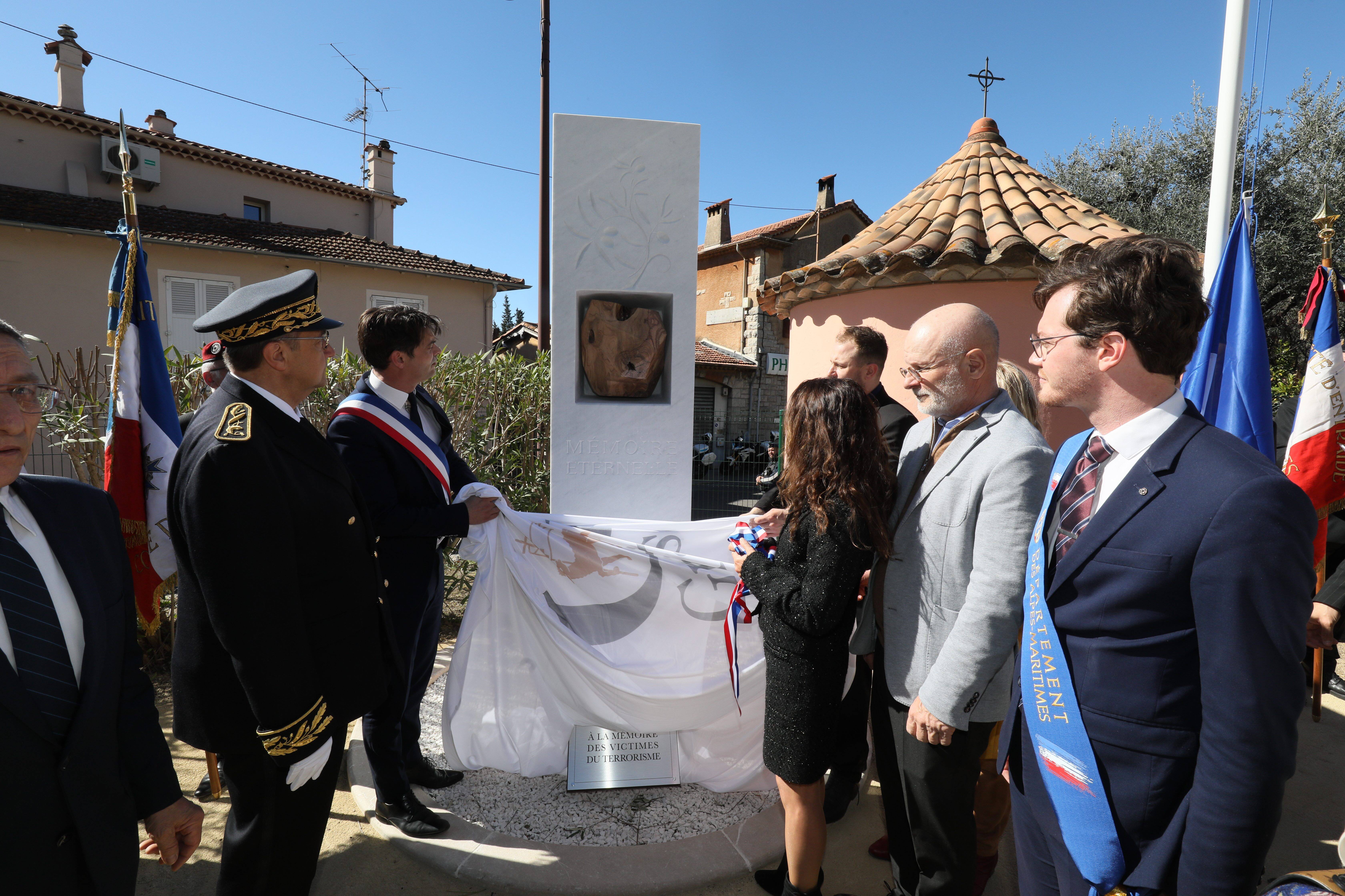 "Je serai prête pour le procès", la soeur de Samuel Paty dévoile un monument hommage à Grasse