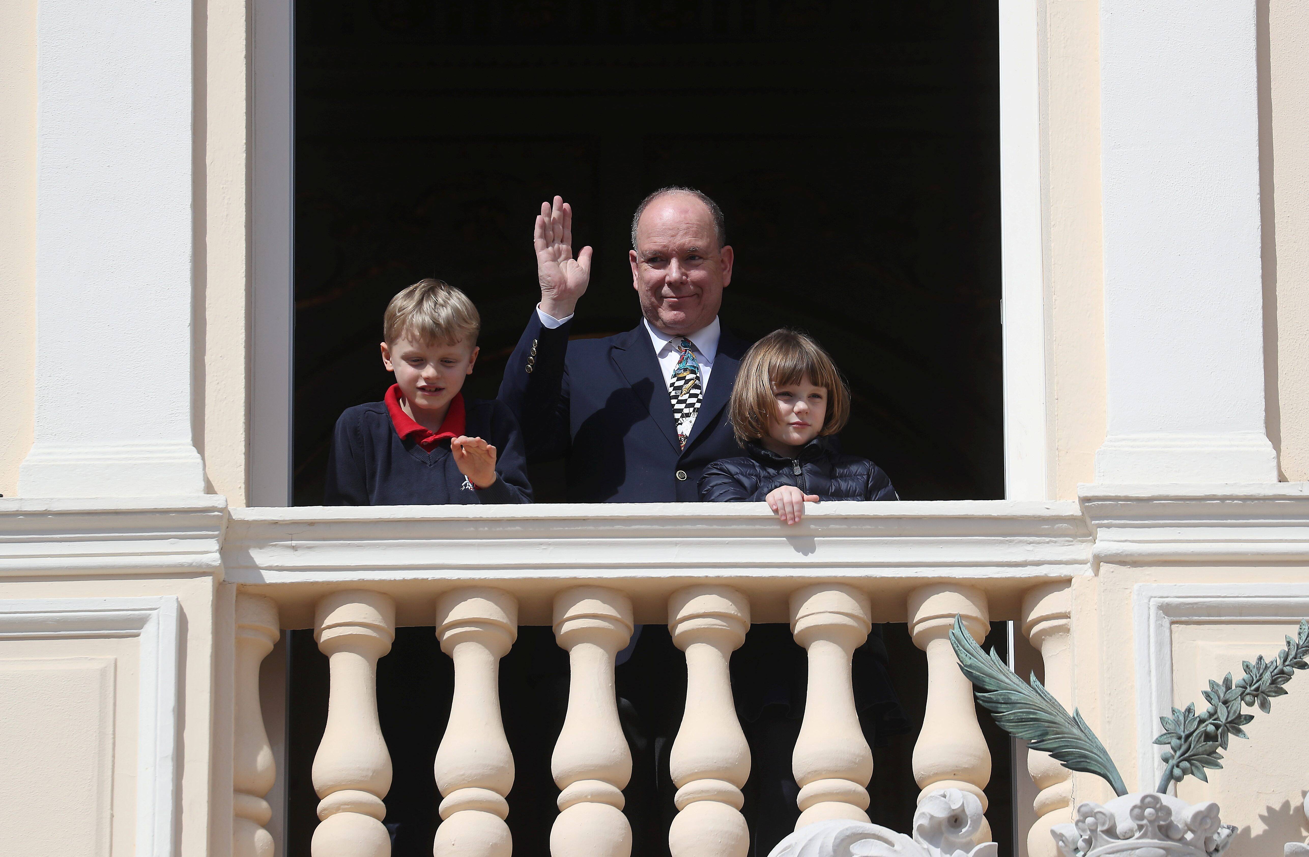 VIDEO. Le cadeau des Carabiniers au prince Albert II pour ses 65 ans