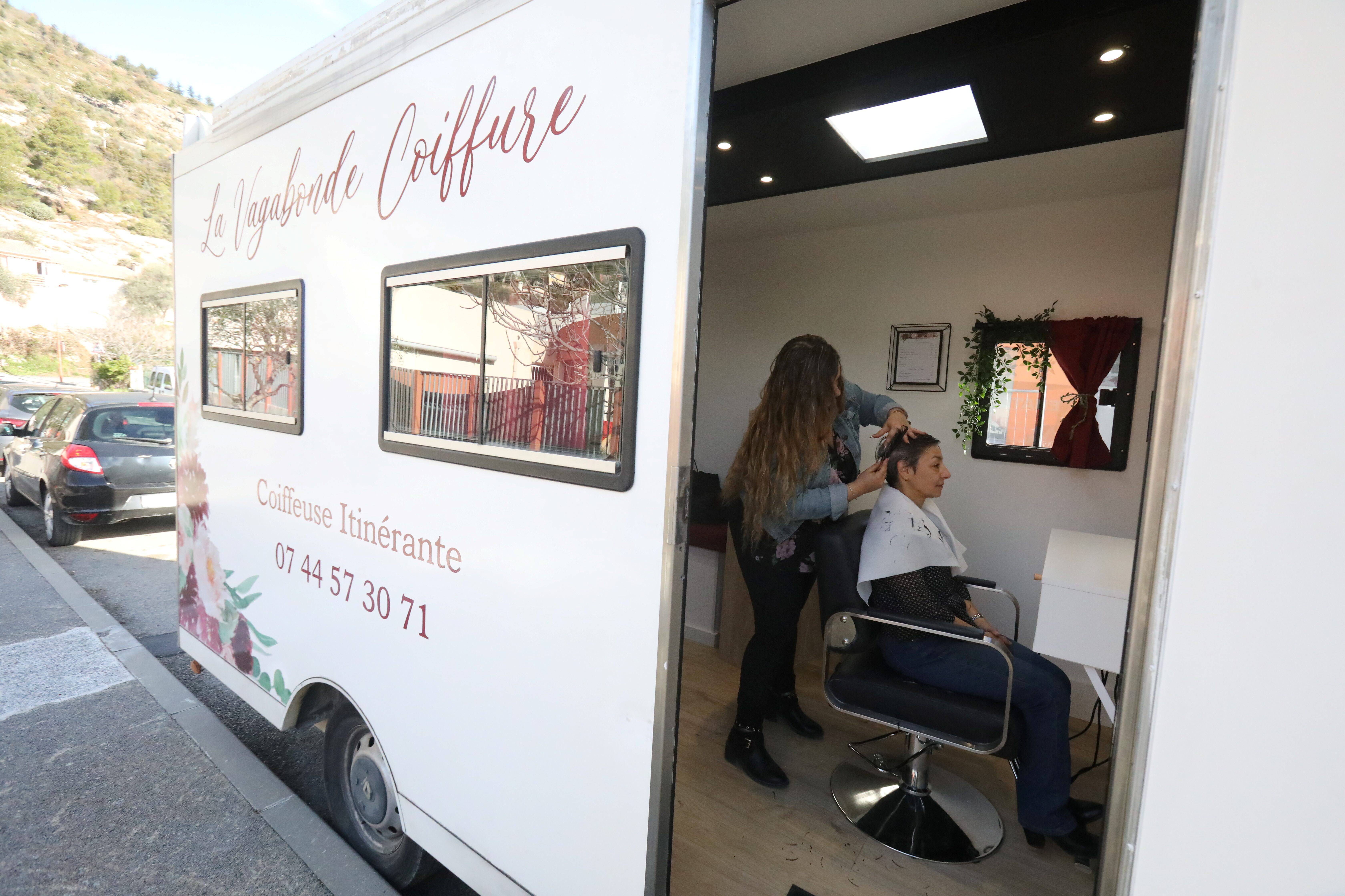 "Il n'y avait plus de coiffeurs dans les villages": au volant de son salon itinérant, Mélodie arpente l'arrière-pays pour coiffer ses clientes