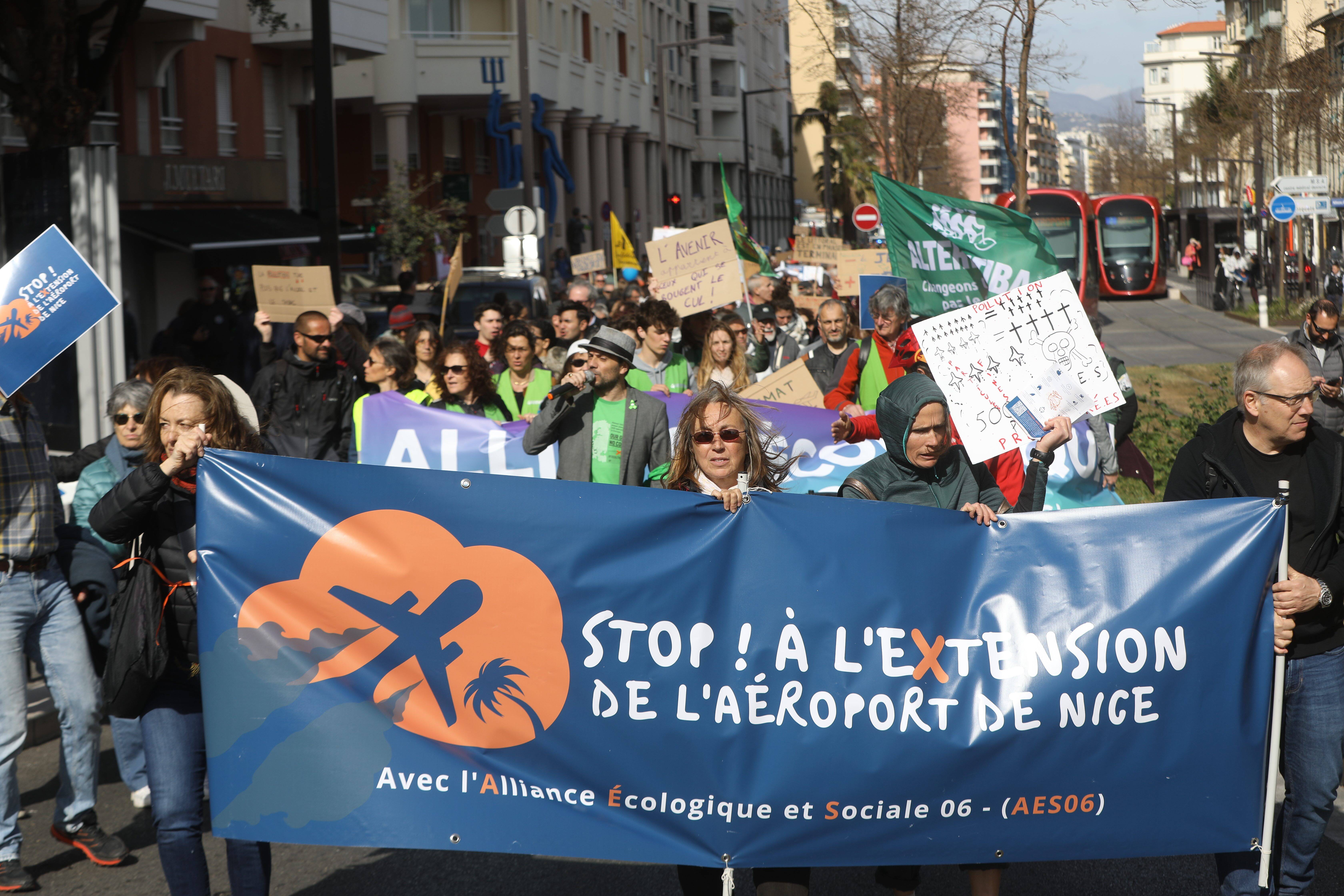 Pourquoi des centaines de manifestants ont défilé sur la Prom' (et ce n'était pas contre les retraites)