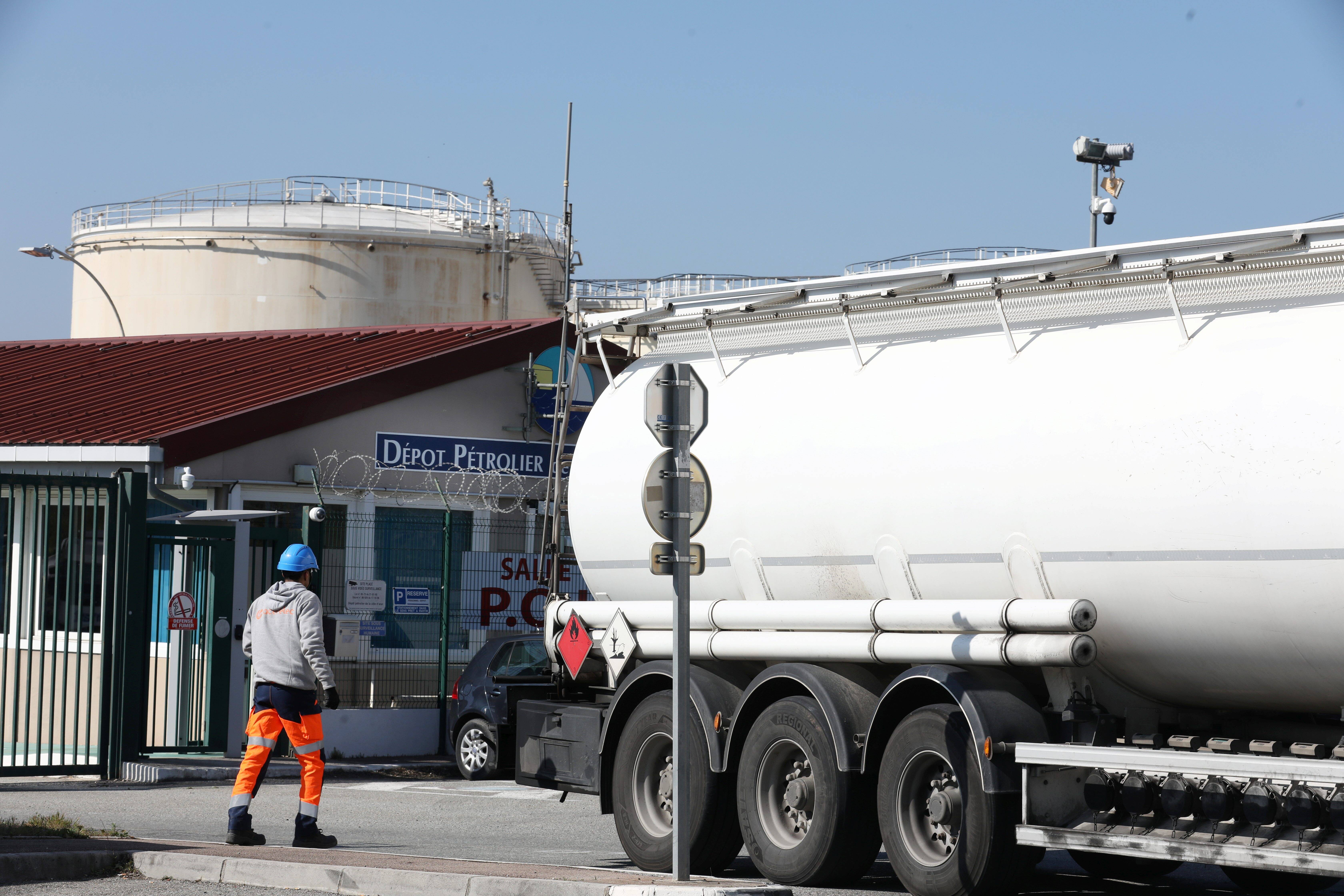"Avec le 49.3, les salariés ont préféré arrêter": toute la chaîne d'alimentation du carburant à l'arrêt dans le sud-est de la France