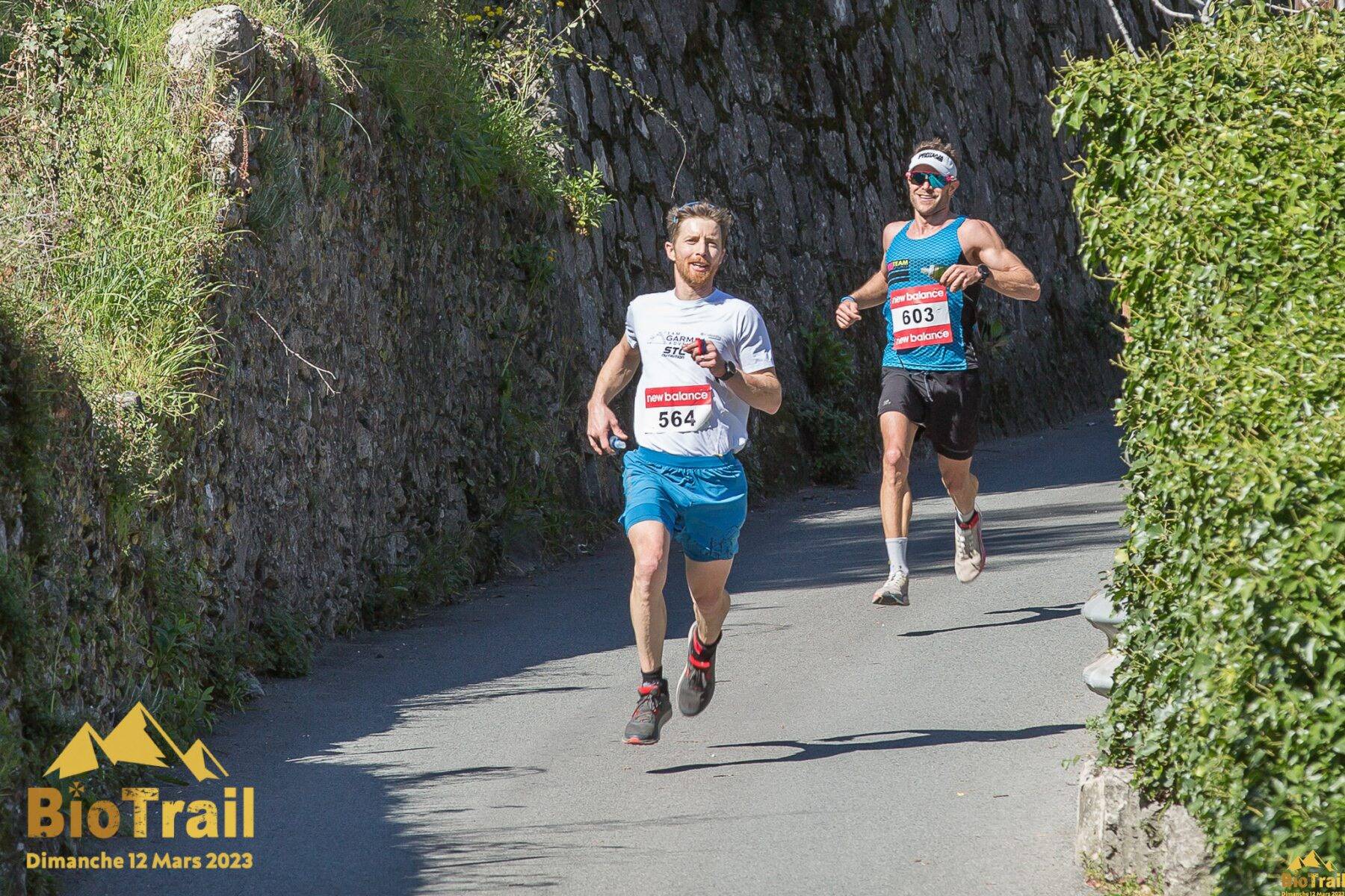 Alors qu'il était en tête, le traileur Sylvain Camus fait demi-tour pour réorienter les coureurs et gagne à Biot