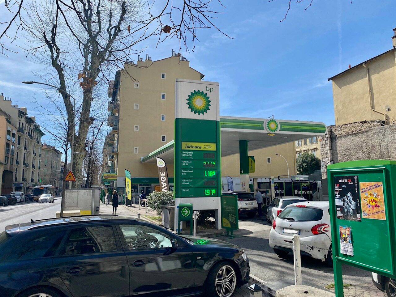 Si le blocage peut conduire au retrait du texte, je veux bien me passer de gasoil" vs "La grève ne sert à rien": les automobilistes réagissent à la pénurie de carburant